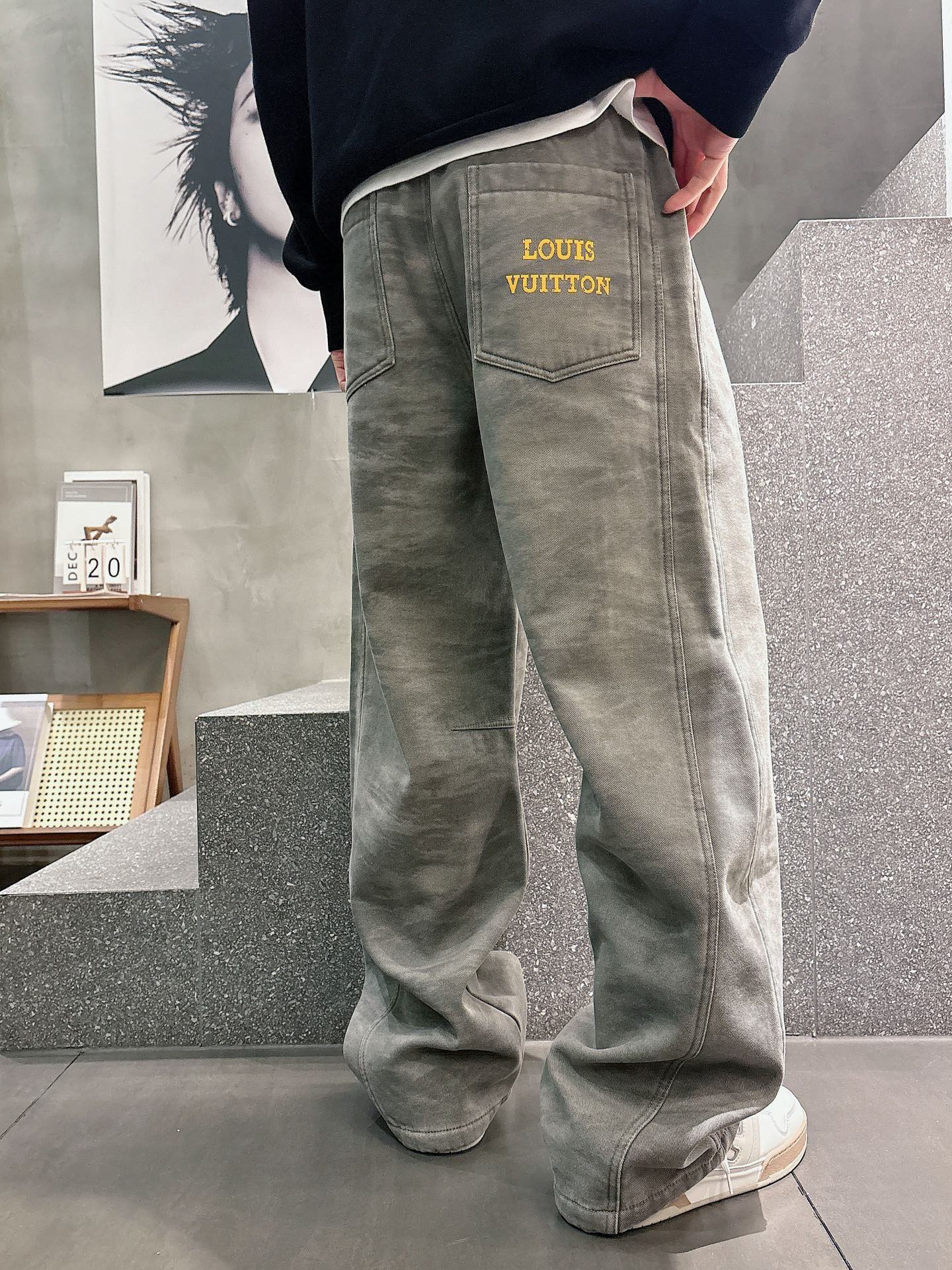 驴家🔥🔥休闲直筒加绒长裤，采用优质棉质材质，挺括有型，整体水洗效果上身足够吸睛且回头率爆棚！休闲直筒裤装