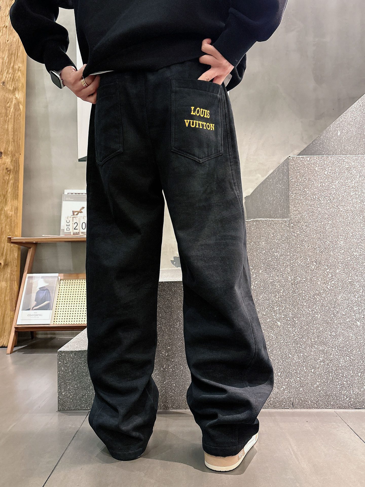 驴家🔥🔥休闲直筒加绒长裤，采用优质棉质材质，挺括有型，整体水洗效果上身足够吸睛且回头率爆棚！休闲直筒裤装