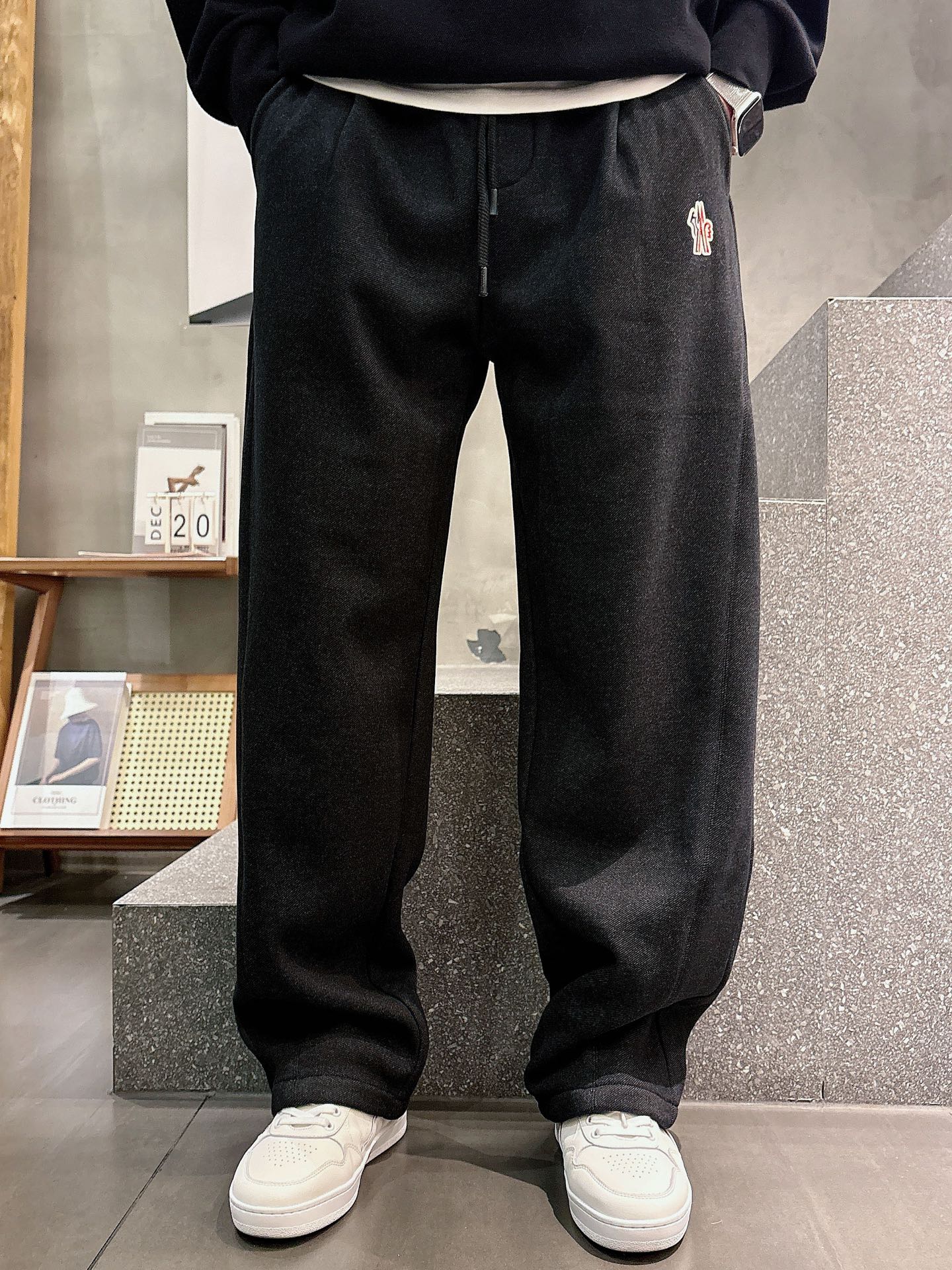 蒙口🔥🔥冬季新款加绒休闲裤，采用混纺呢子面料打造，舒适保暖轻肤软糯，非常有垂感不显臃肿。前面品牌标识设计