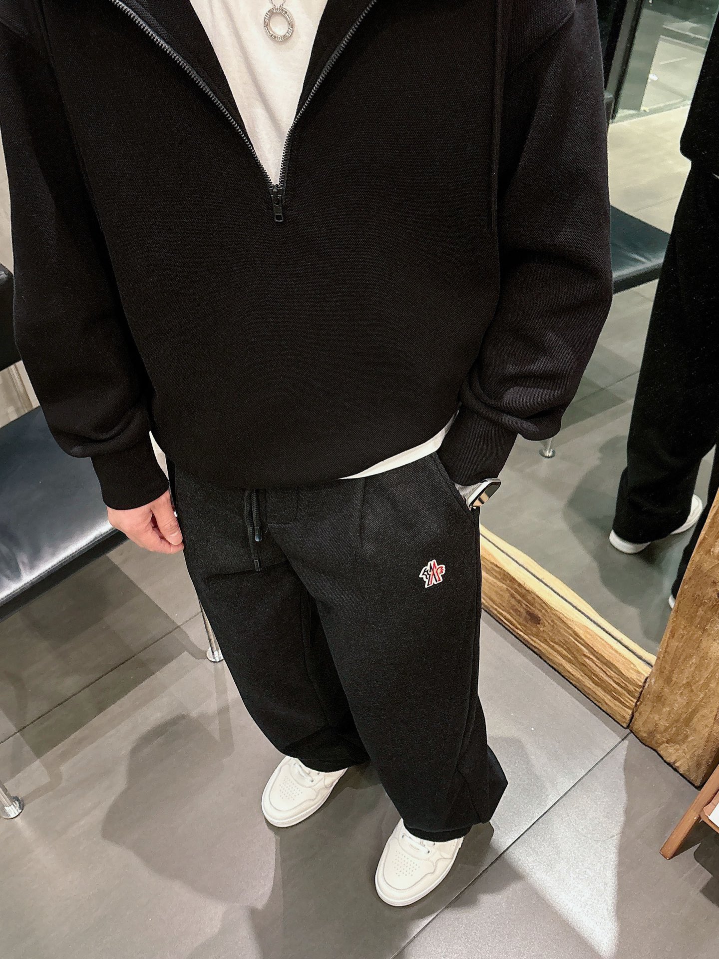 蒙口🔥🔥冬季新款加绒休闲裤，采用混纺呢子面料打造，舒适保暖轻肤软糯，非常有垂感不显臃肿。前面品牌标识设计