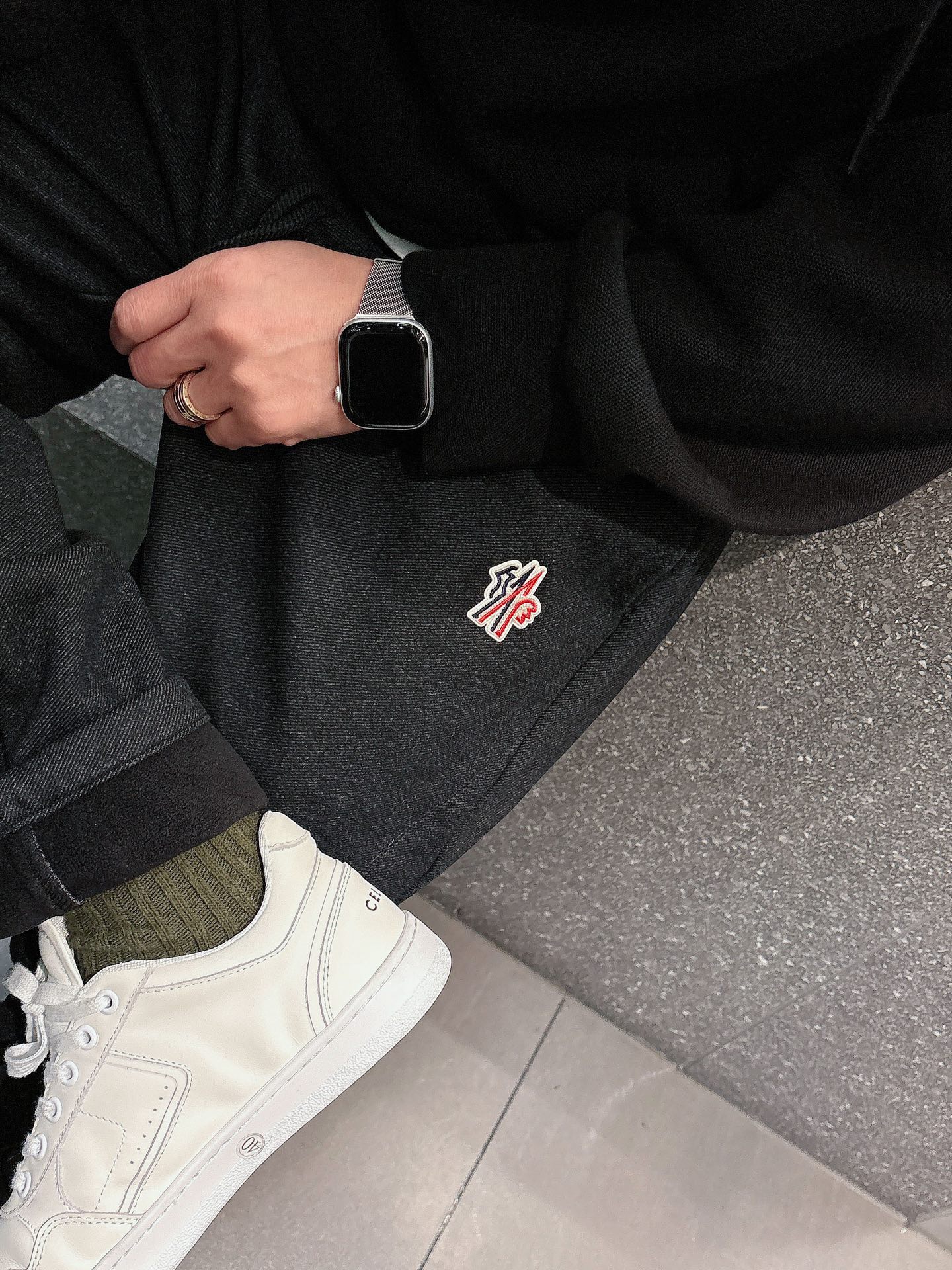 蒙口🔥🔥冬季新款加绒休闲裤，采用混纺呢子面料打造，舒适保暖轻肤软糯，非常有垂感不显臃肿。前面品牌标识设计