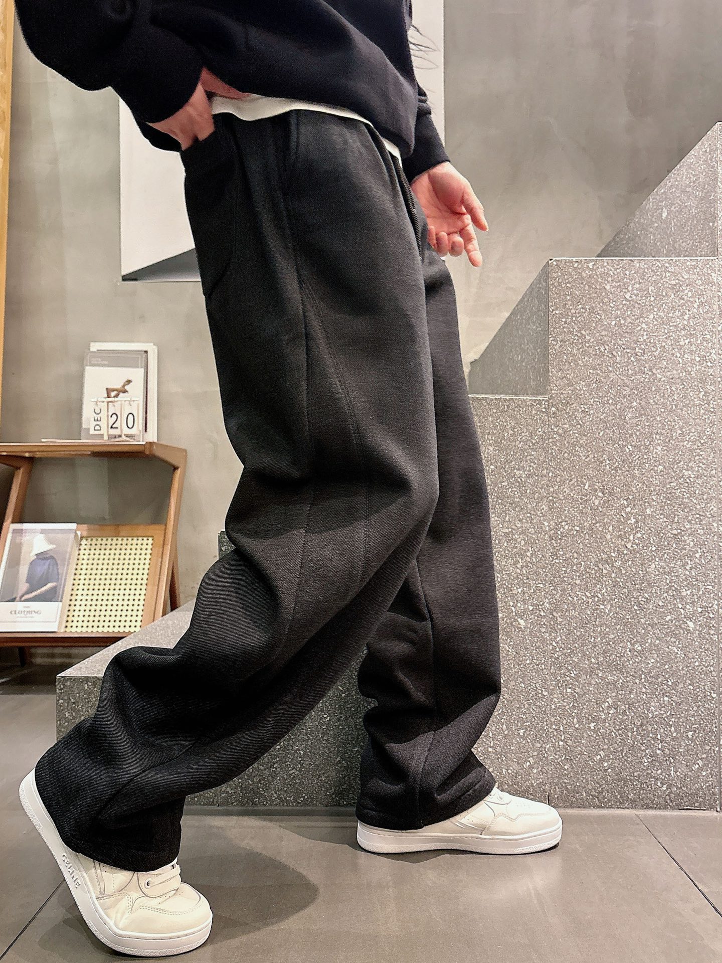 蒙口🔥🔥冬季新款加绒休闲裤，采用混纺呢子面料打造，舒适保暖轻肤软糯，非常有垂感不显臃肿。前面品牌标识设计