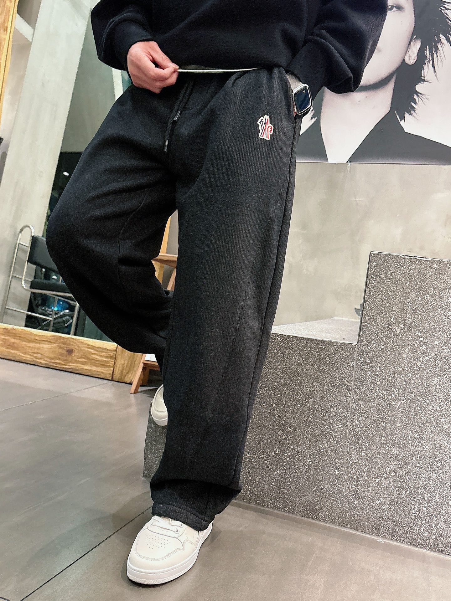 蒙口🔥🔥冬季新款加绒休闲裤，采用混纺呢子面料打造，舒适保暖轻肤软糯，非常有垂感不显臃肿。前面品牌标识设计