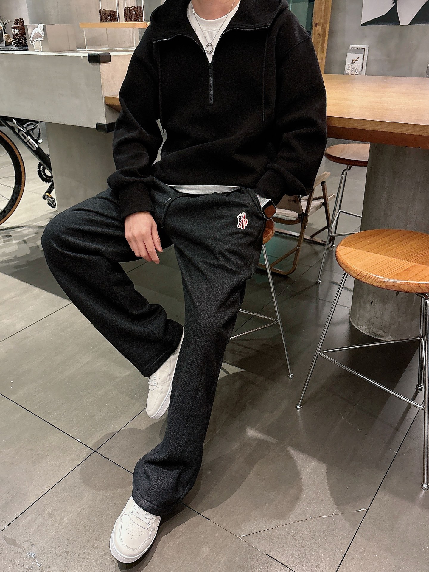 蒙口🔥🔥冬季新款加绒休闲裤，采用混纺呢子面料打造，舒适保暖轻肤软糯，非常有垂感不显臃肿。前面品牌标识设计