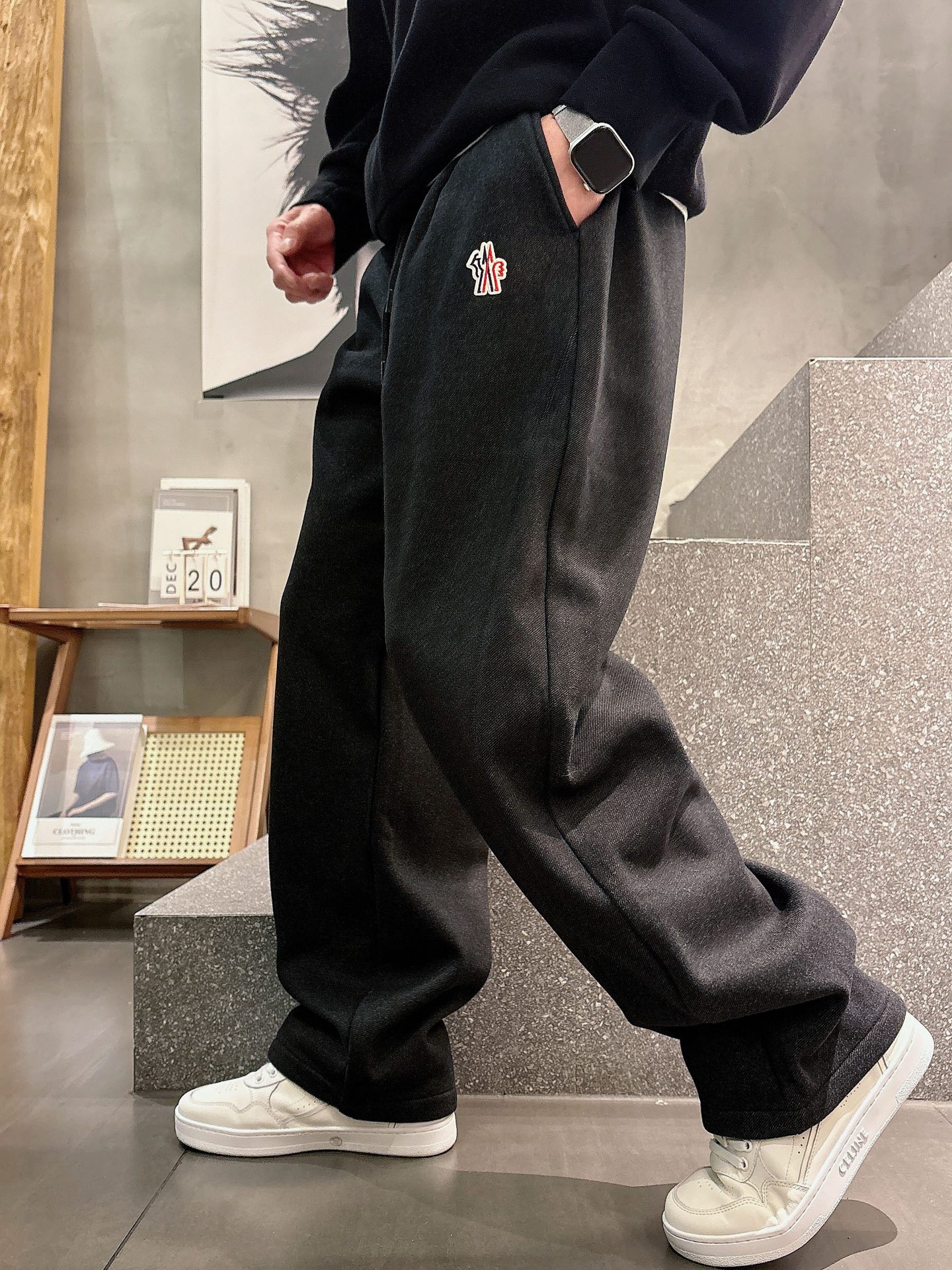 蒙口🔥🔥冬季新款加绒休闲裤，采用混纺呢子面料打造，舒适保暖轻肤软糯，非常有垂感不显臃肿。前面品牌标识设计