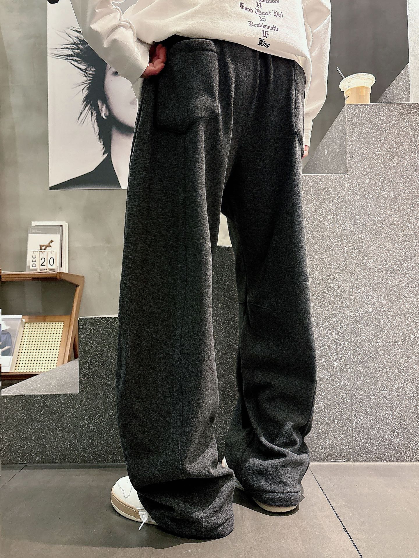 蒙口🔥🔥冬季新款加绒休闲裤，采用羊绒面料打造，舒适保暖轻肤软糯，非常有垂感不显臃肿。前面品牌标识设计，五
