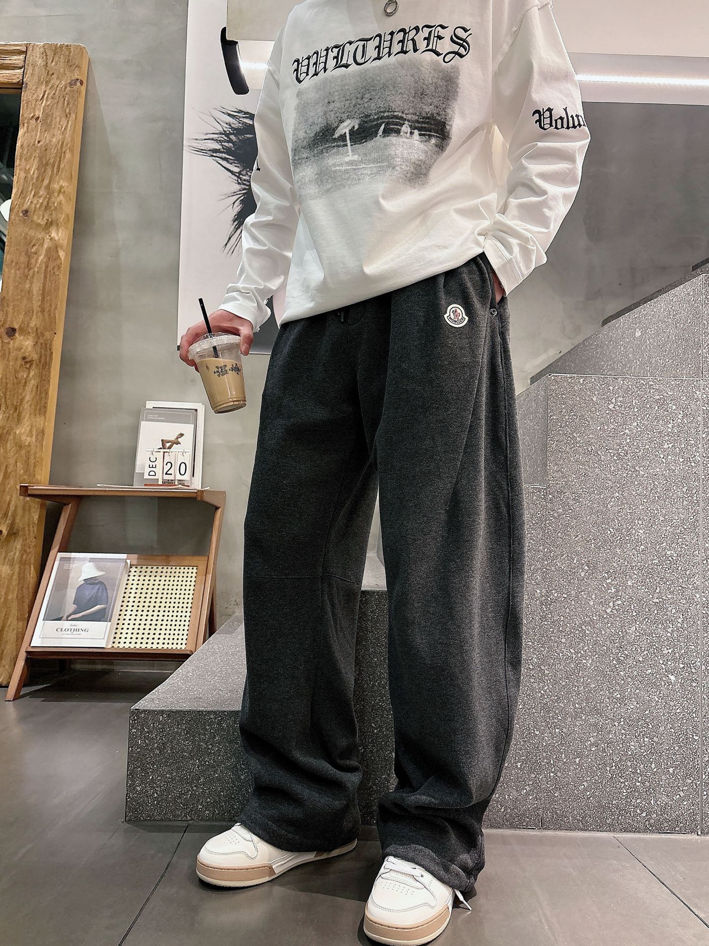 蒙口🔥🔥冬季新款加绒休闲裤，采用羊绒面料打造，舒适保暖轻肤软糯，非常有垂感不显臃肿。前面品牌标识设计，五