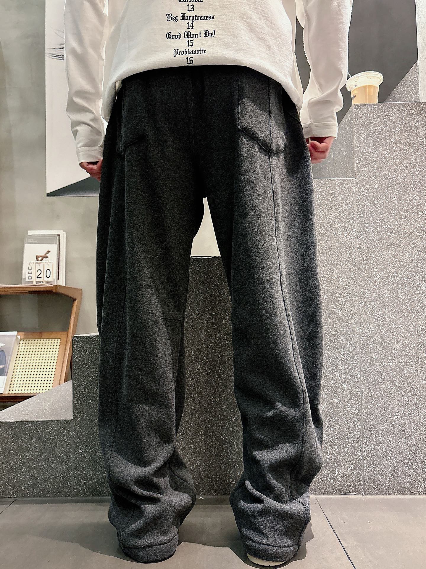 蒙口🔥🔥冬季新款加绒休闲裤，采用羊绒面料打造，舒适保暖轻肤软糯，非常有垂感不显臃肿。前面品牌标识设计，五