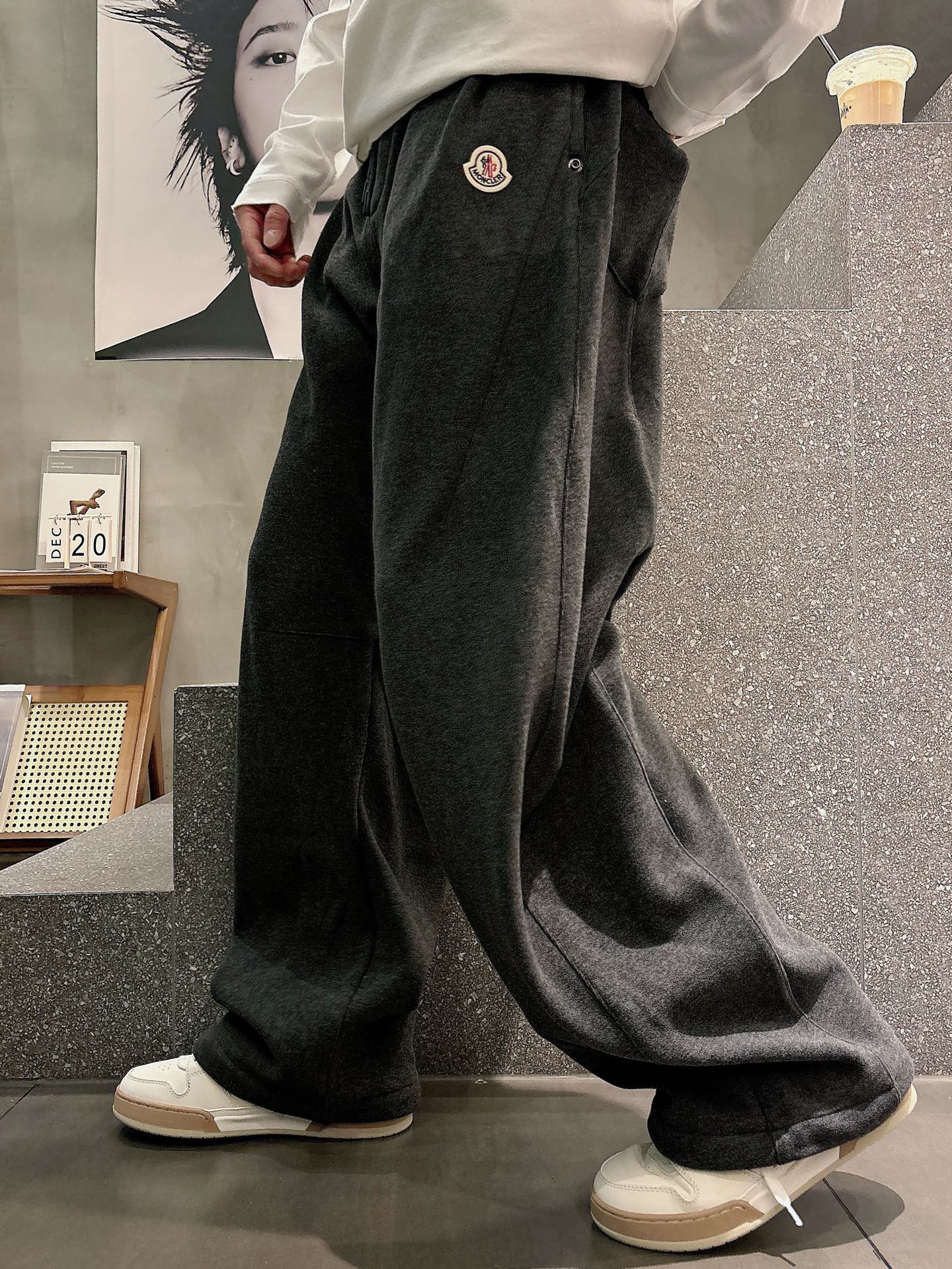 蒙口🔥🔥冬季新款加绒休闲裤，采用羊绒面料打造，舒适保暖轻肤软糯，非常有垂感不显臃肿。前面品牌标识设计，五