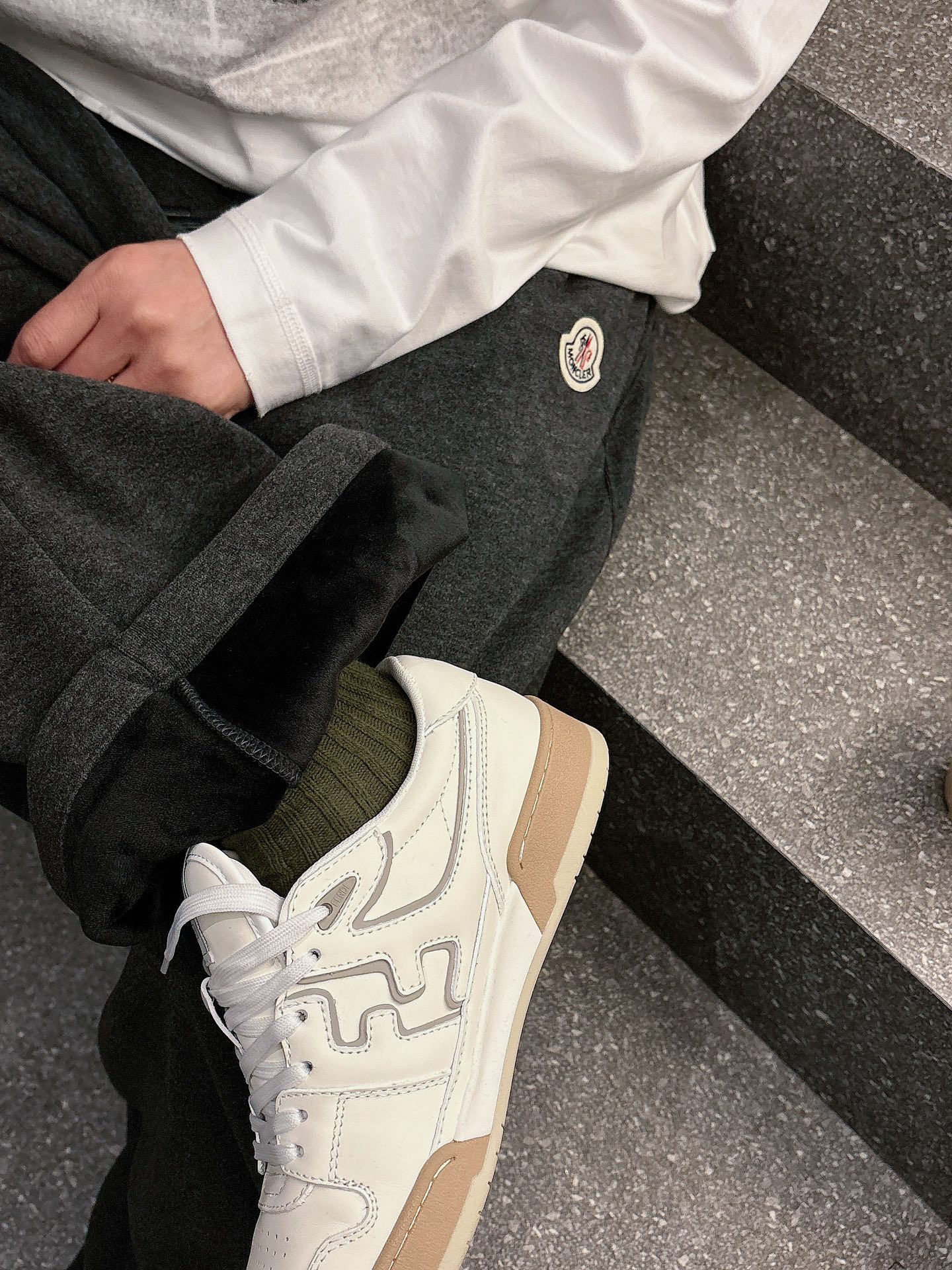 蒙口🔥🔥冬季新款加绒休闲裤，采用羊绒面料打造，舒适保暖轻肤软糯，非常有垂感不显臃肿。前面品牌标识设计，五