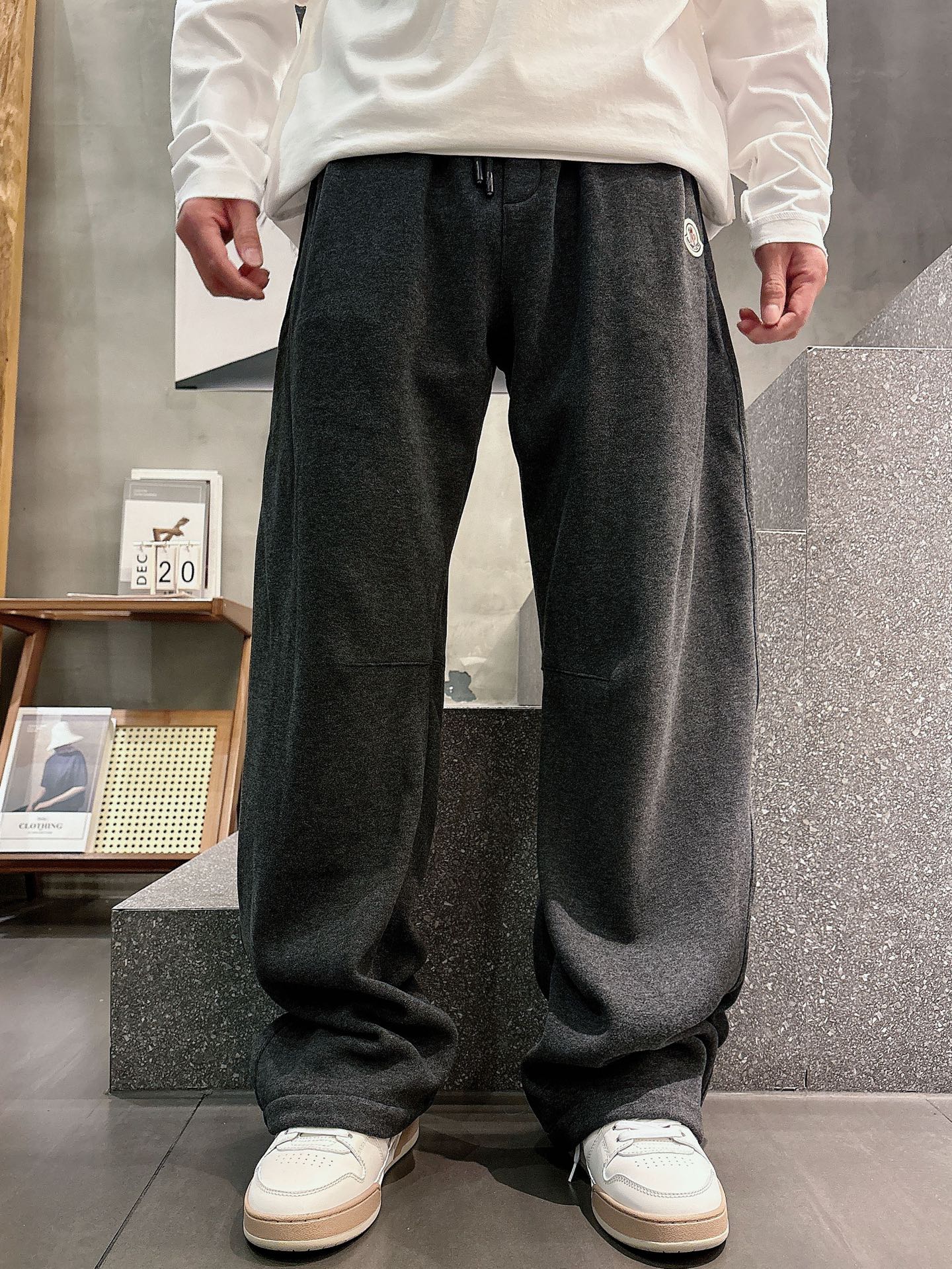 蒙口🔥🔥冬季新款加绒休闲裤，采用羊绒面料打造，舒适保暖轻肤软糯，非常有垂感不显臃肿。前面品牌标识设计，五