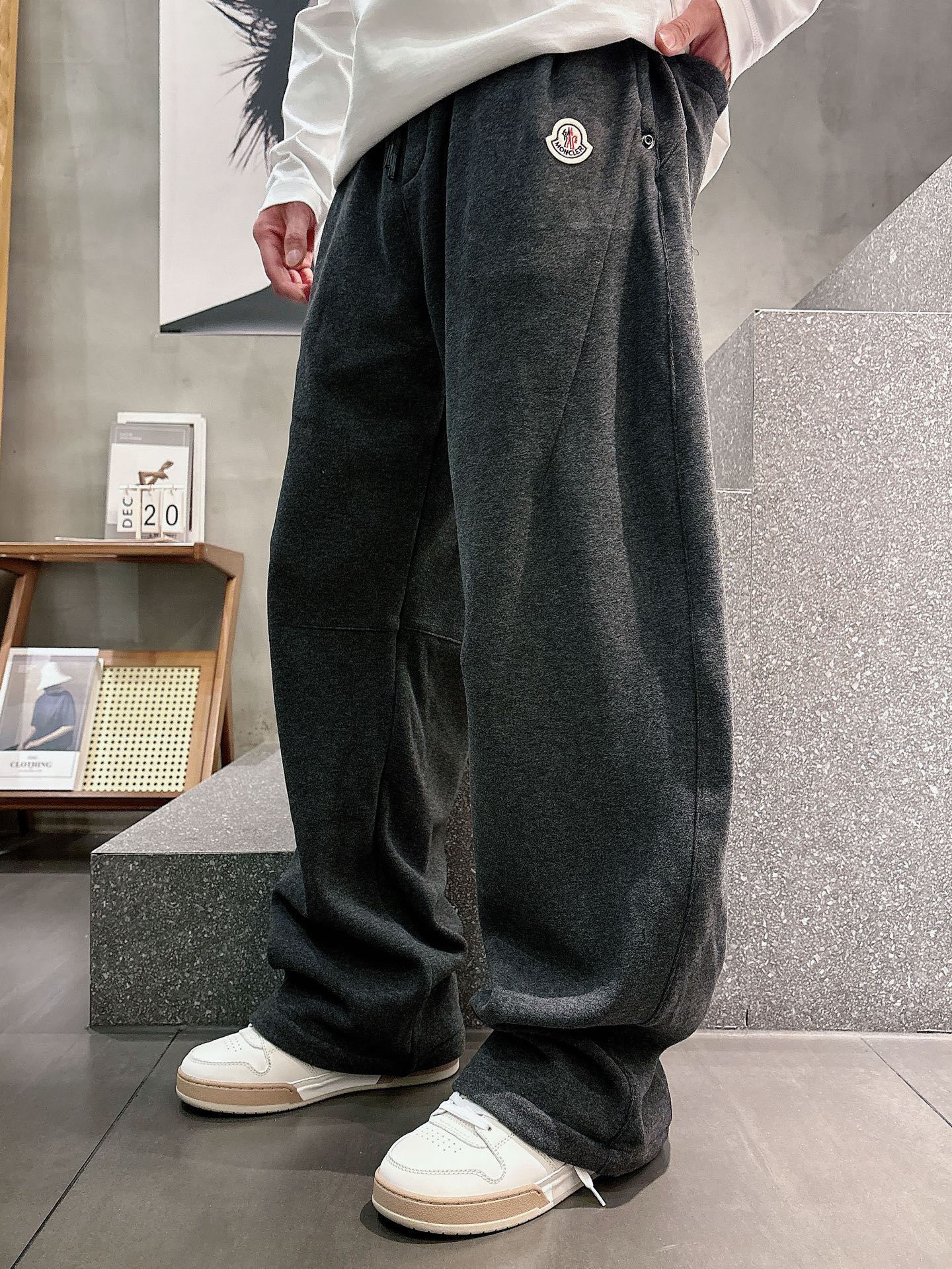 蒙口🔥🔥冬季新款加绒休闲裤，采用羊绒面料打造，舒适保暖轻肤软糯，非常有垂感不显臃肿。前面品牌标识设计，五