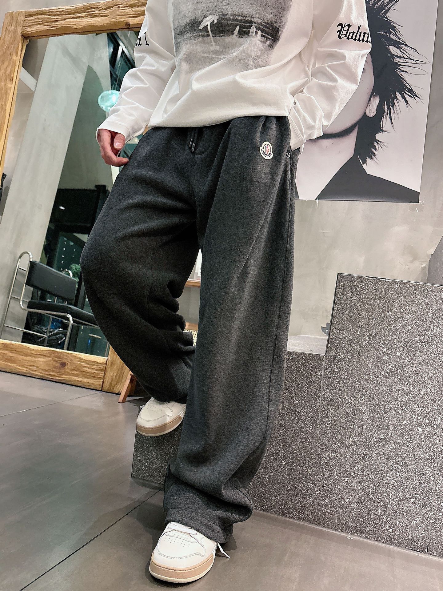 蒙口🔥🔥冬季新款加绒休闲裤，采用羊绒面料打造，舒适保暖轻肤软糯，非常有垂感不显臃肿。前面品牌标识设计，五