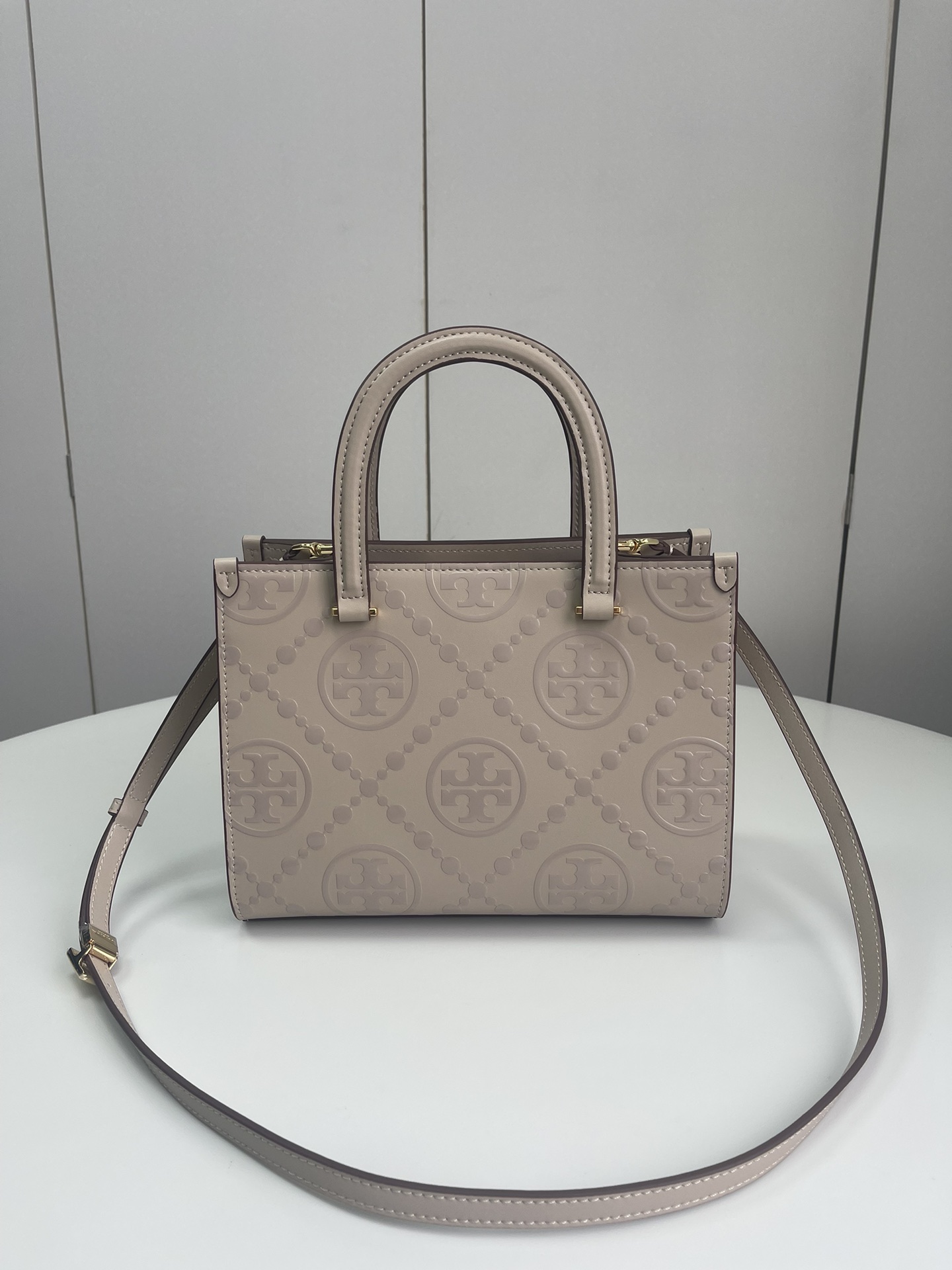Tory Burch ～Tory burch黑色 T Monogram 图案 搭配压花皮革 魅力隽永又风格独具