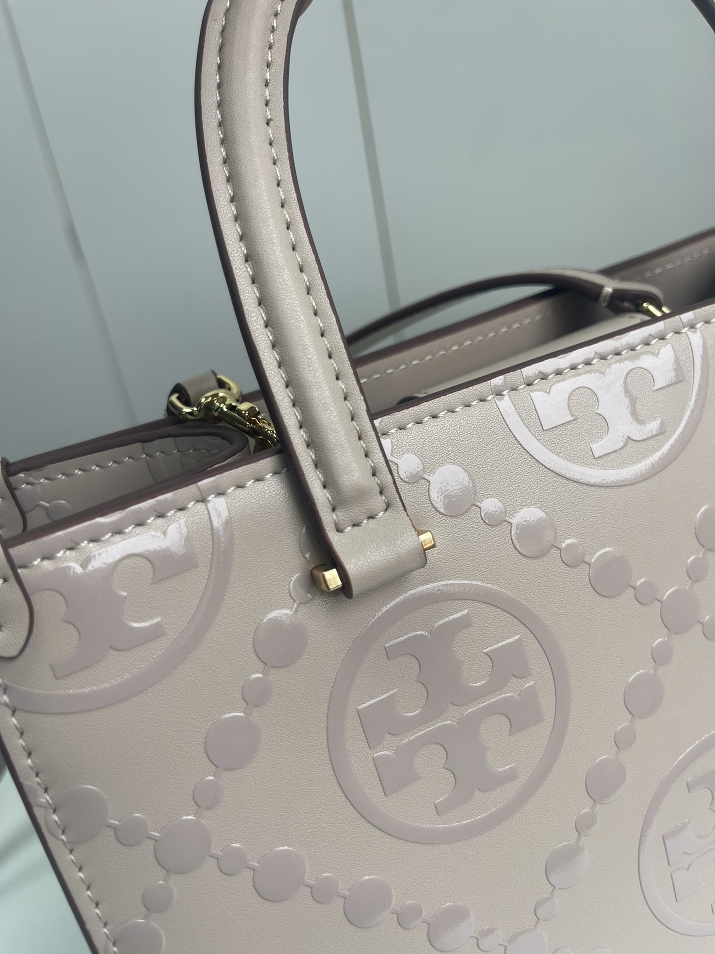 Tory Burch ～Tory burch黑色 T Monogram 图案 搭配压花皮革 魅力隽永又风格独具