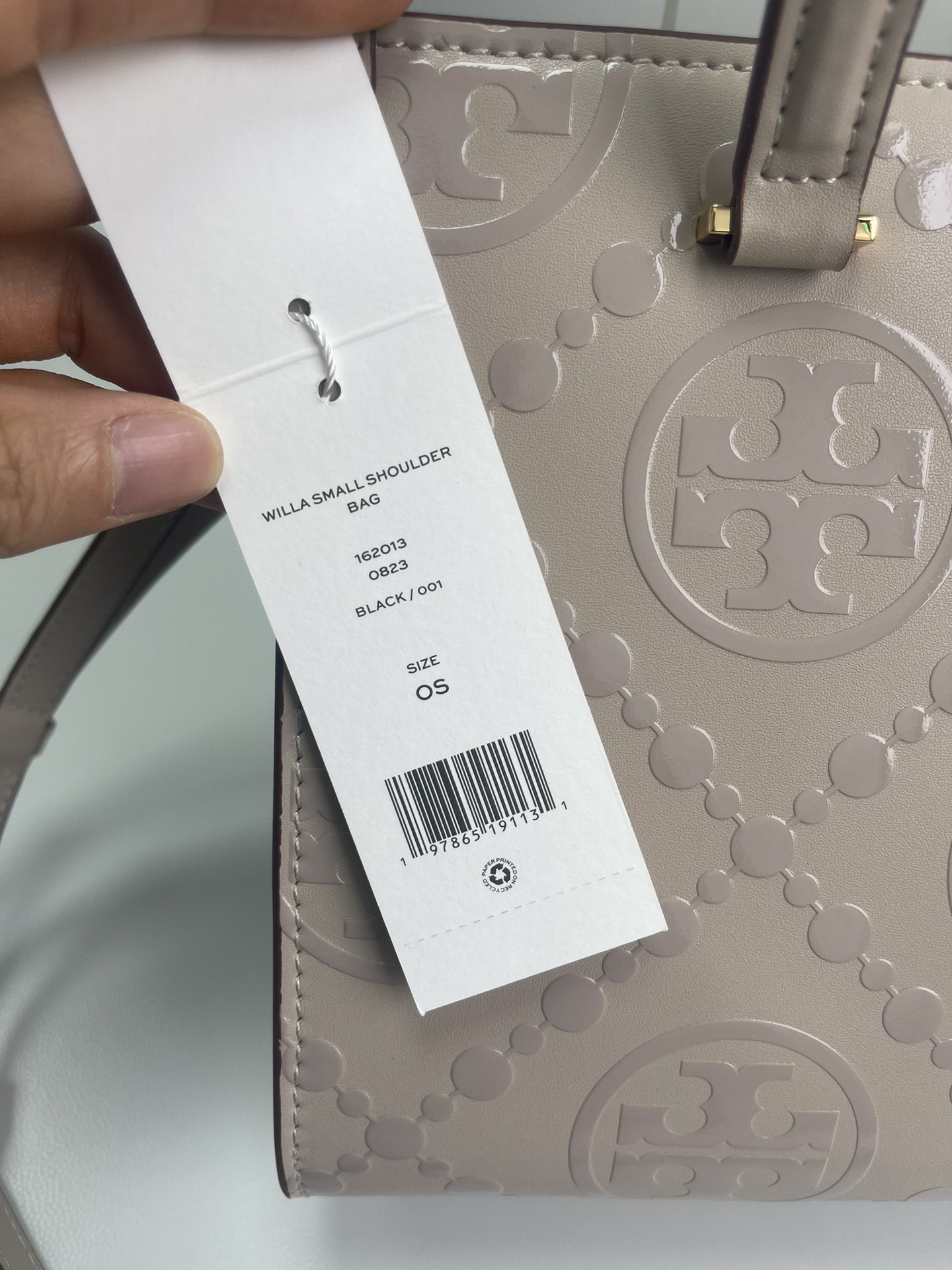 Tory Burch ～Tory burch黑色 T Monogram 图案 搭配压花皮革 魅力隽永又风格独具