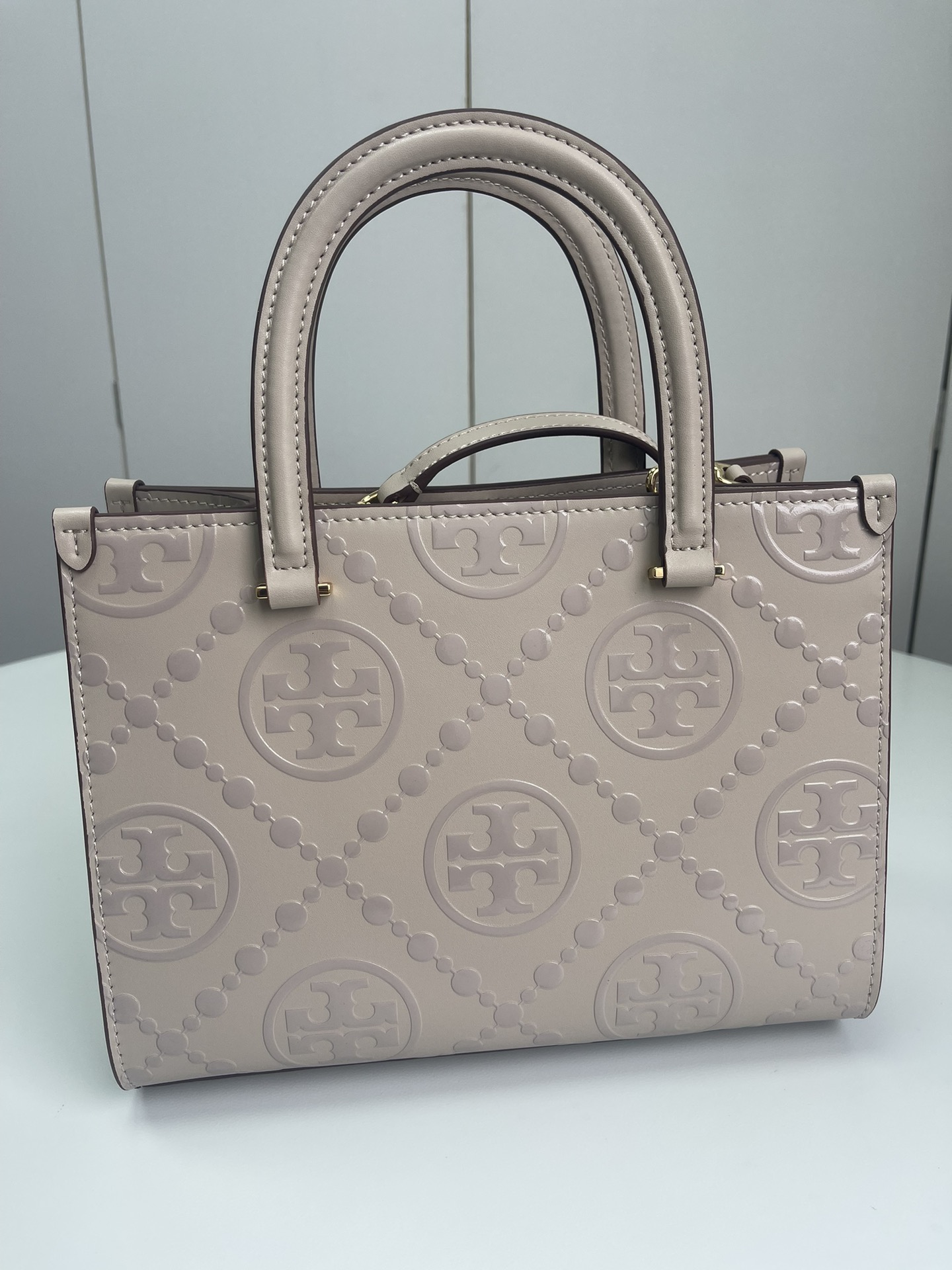 Tory Burch ～Tory burch黑色 T Monogram 图案 搭配压花皮革 魅力隽永又风格独具