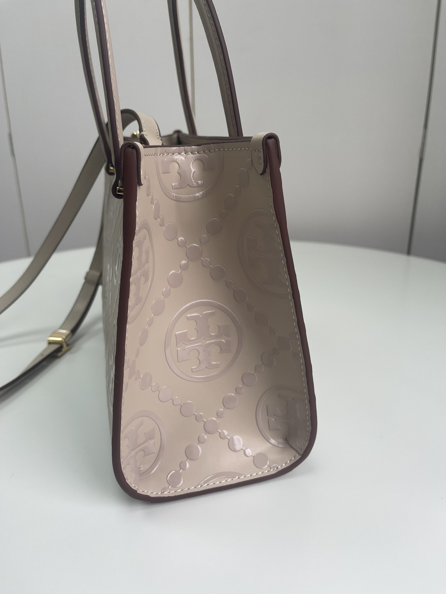 Tory Burch ～Tory burch黑色 T Monogram 图案 搭配压花皮革 魅力隽永又风格独具