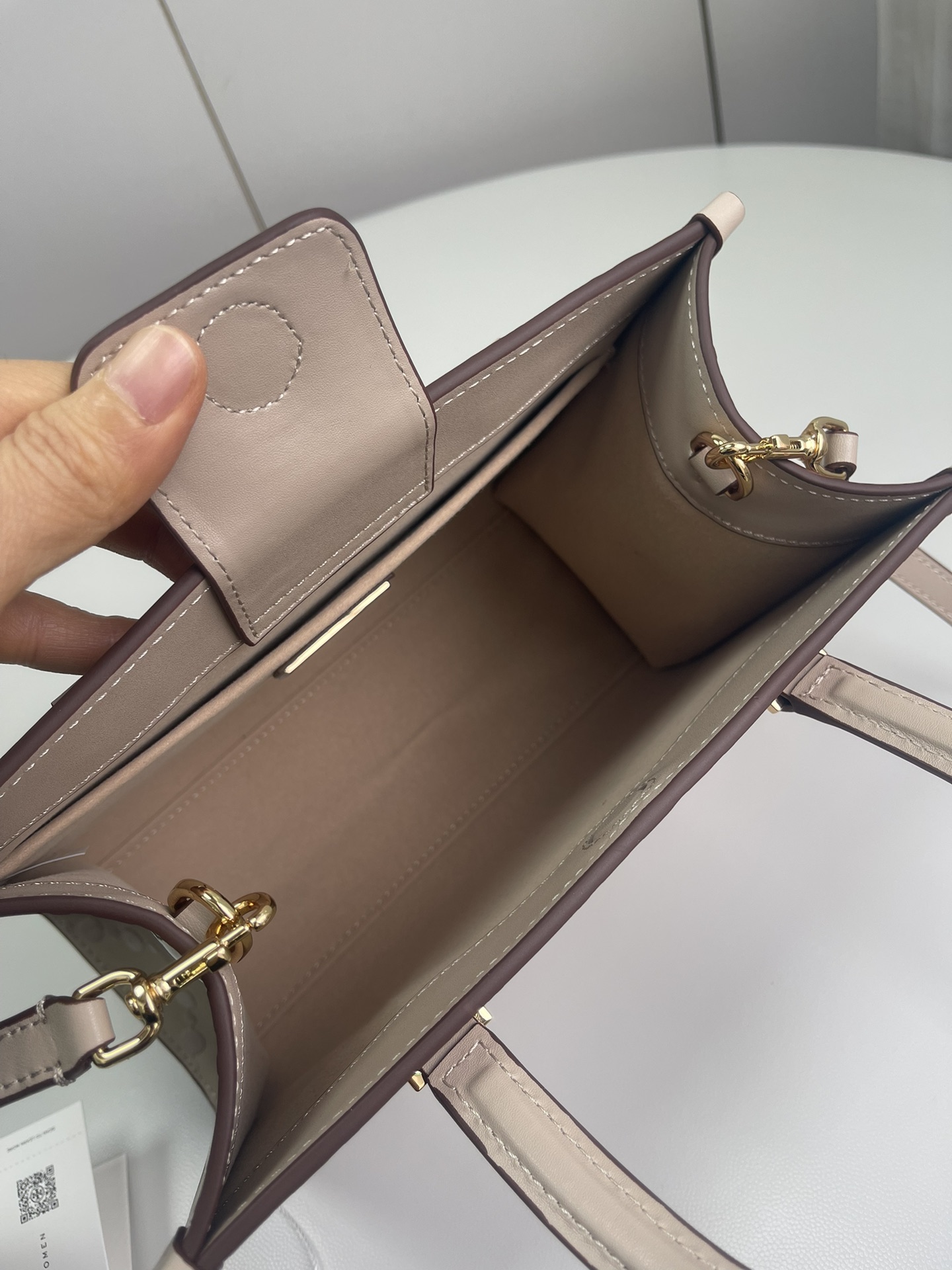 Tory Burch ～Tory burch黑色 T Monogram 图案 搭配压花皮革 魅力隽永又风格独具