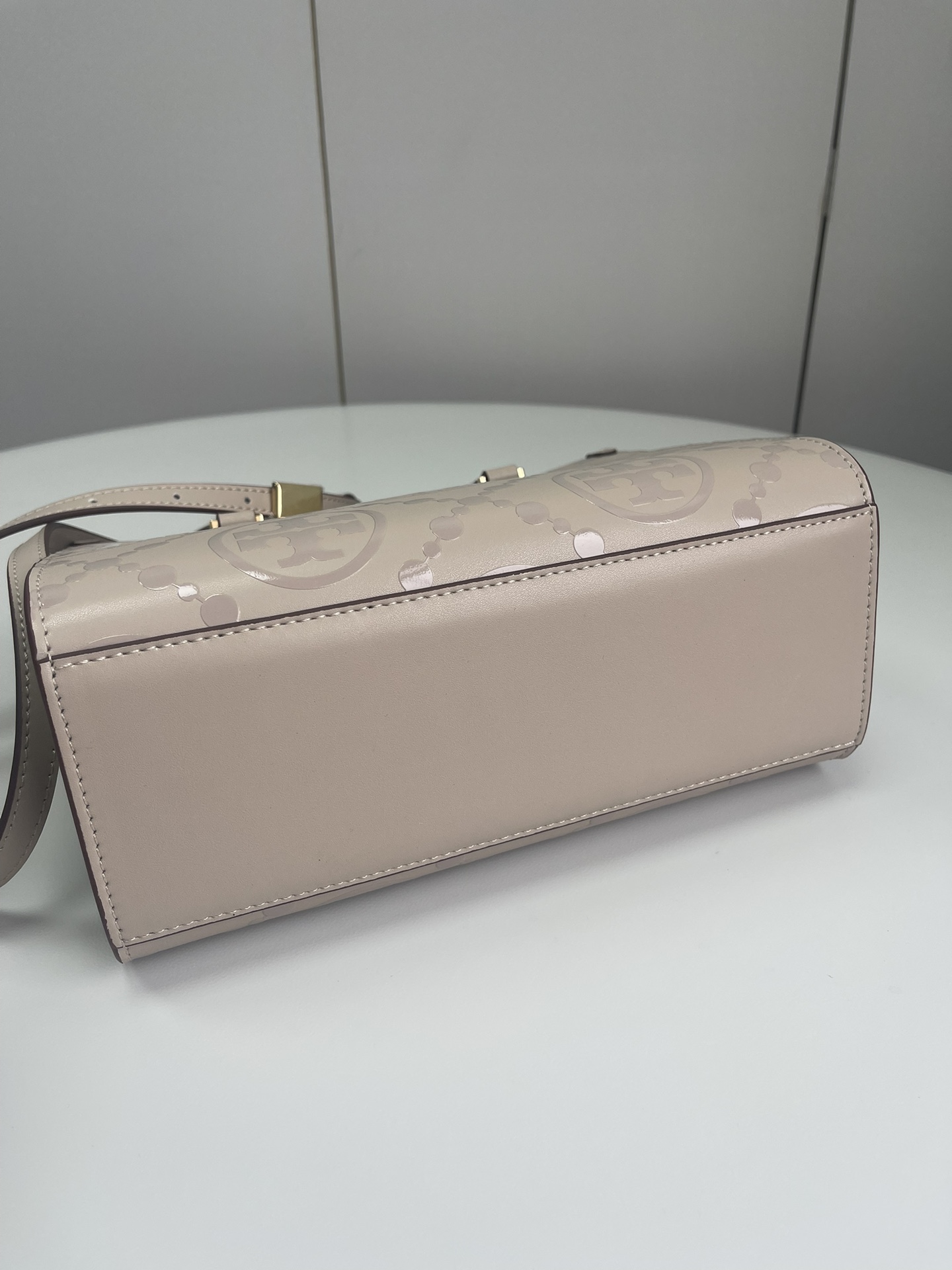 Tory Burch ～Tory burch黑色 T Monogram 图案 搭配压花皮革 魅力隽永又风格独具