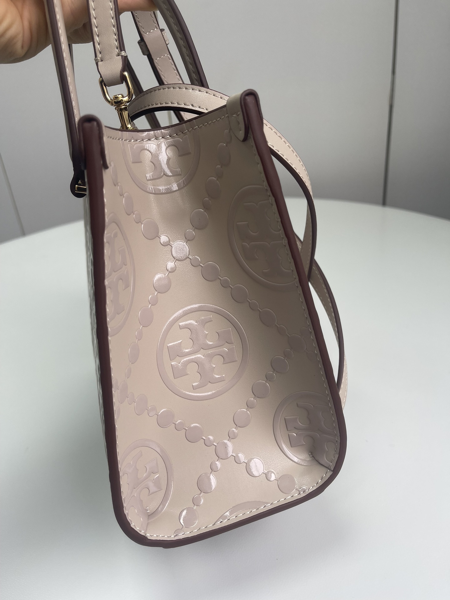 Tory Burch ～Tory burch黑色 T Monogram 图案 搭配压花皮革 魅力隽永又风格独具