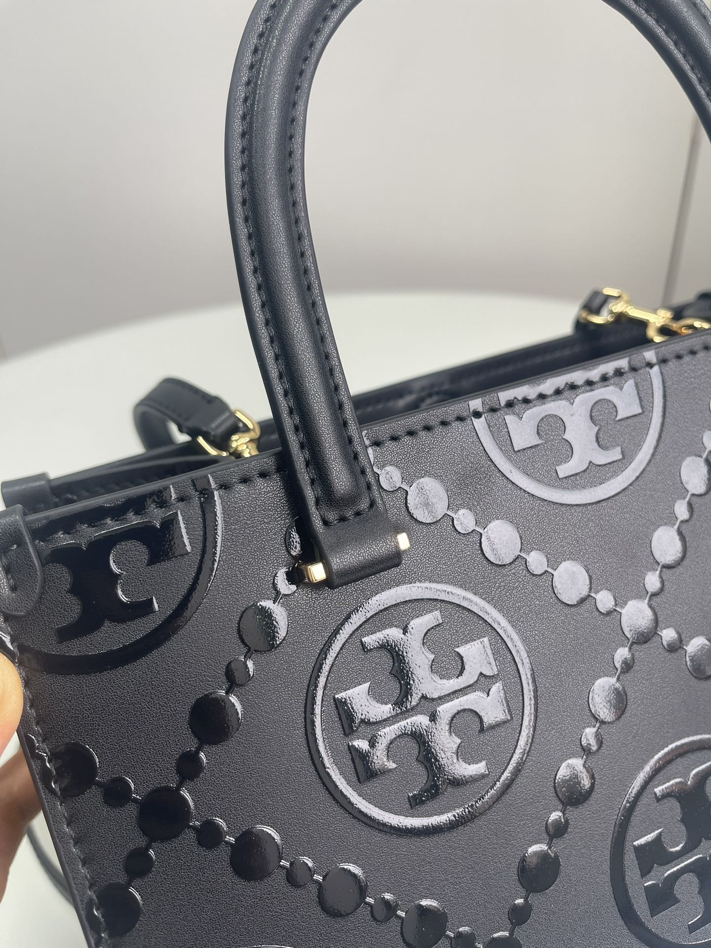 Tory Burch ～Tory burch黑色 T Monogram 图案 搭配压花皮革 魅力隽永又风格独具