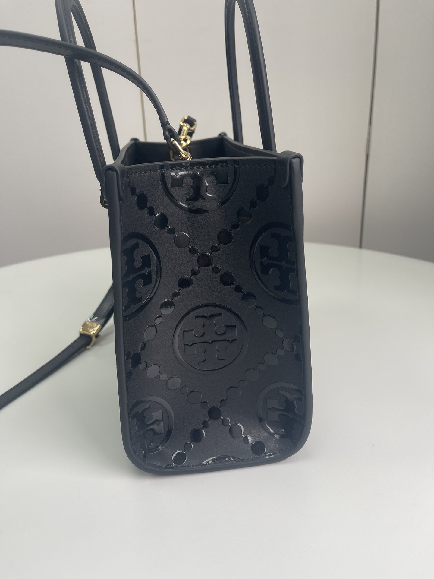 Tory Burch ～Tory burch黑色 T Monogram 图案 搭配压花皮革 魅力隽永又风格独具