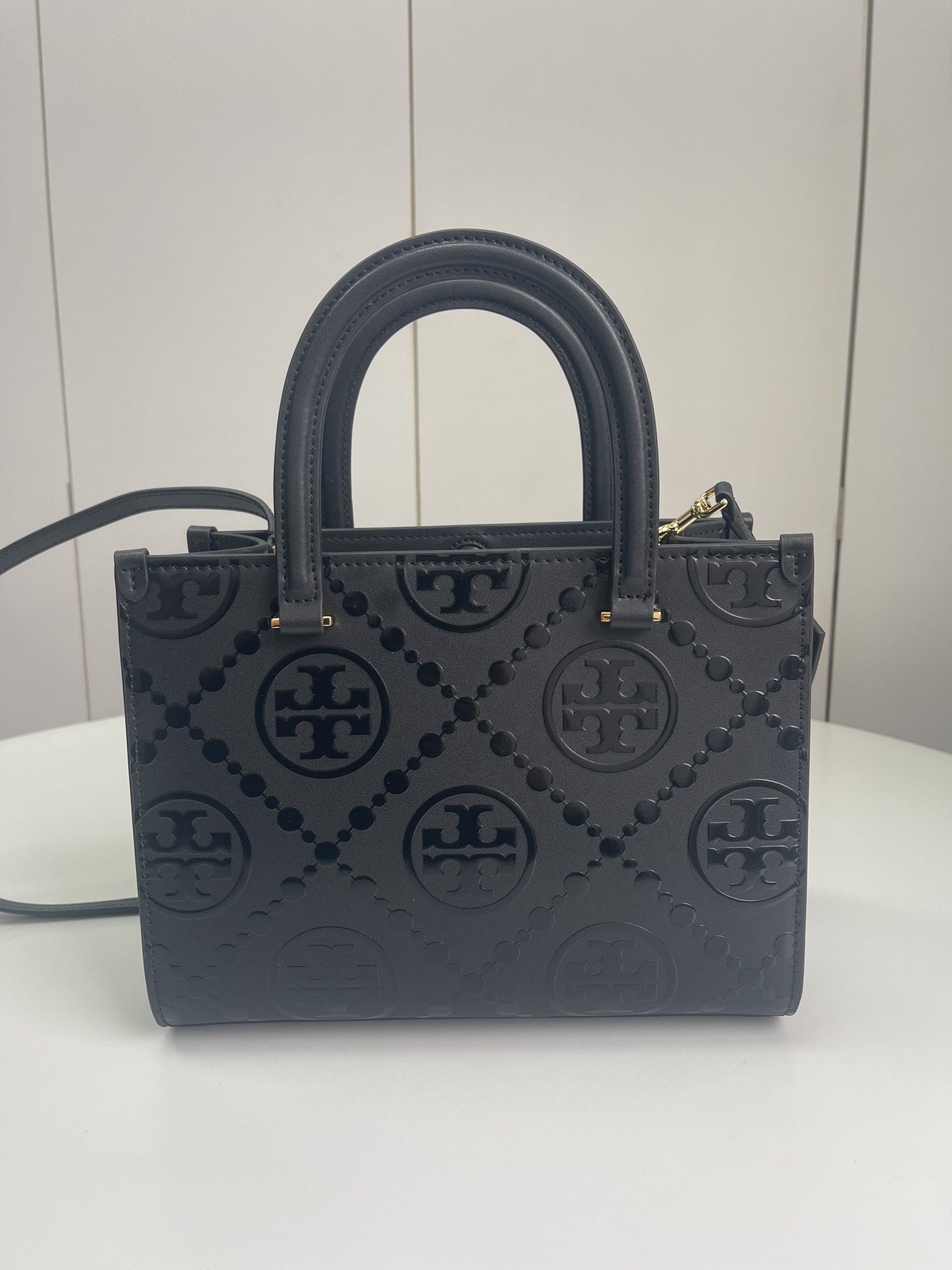 Tory Burch ～Tory burch黑色 T Monogram 图案 搭配压花皮革 魅力隽永又风格独具