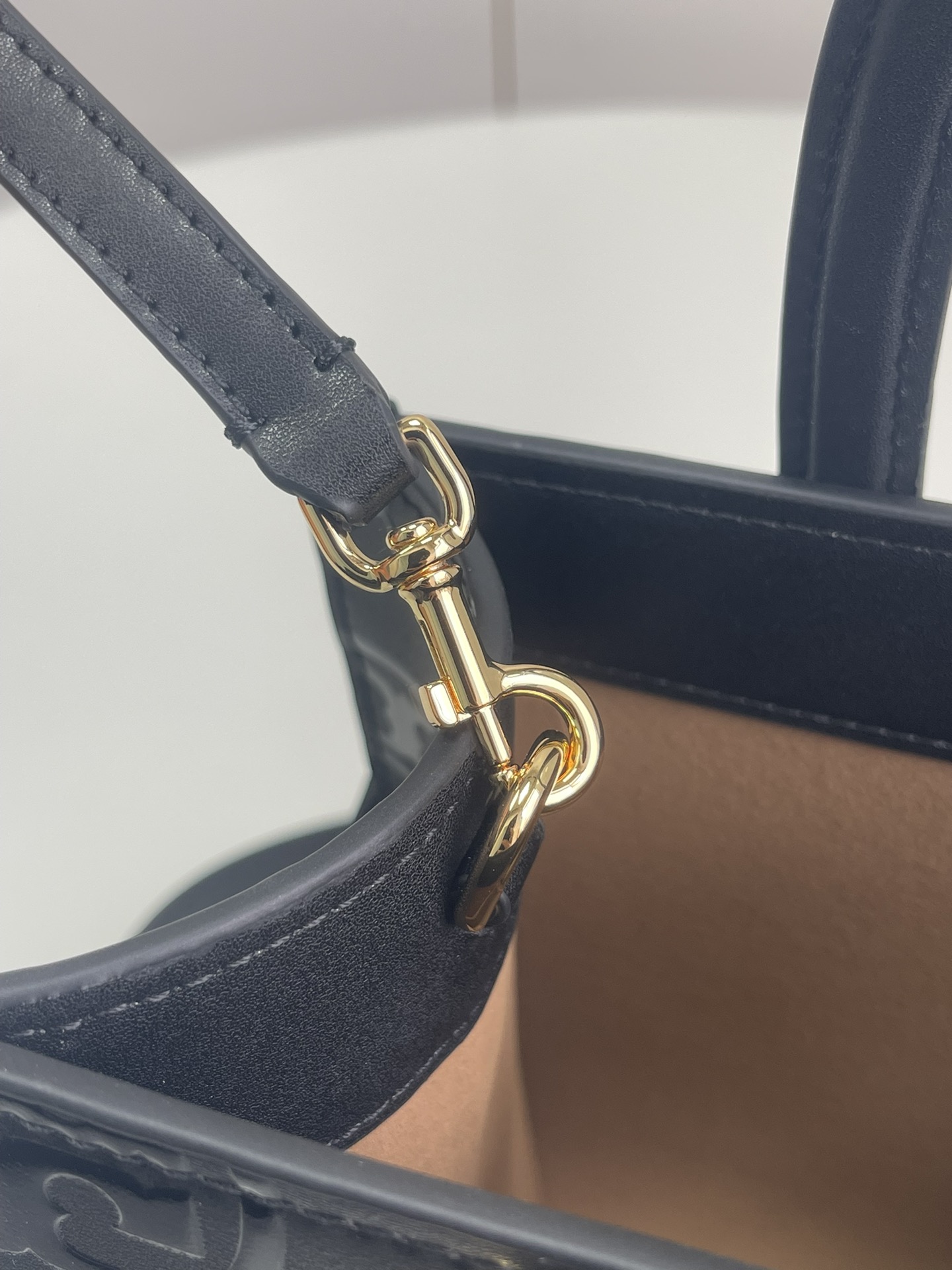 Tory Burch ～Tory burch黑色 T Monogram 图案 搭配压花皮革 魅力隽永又风格独具