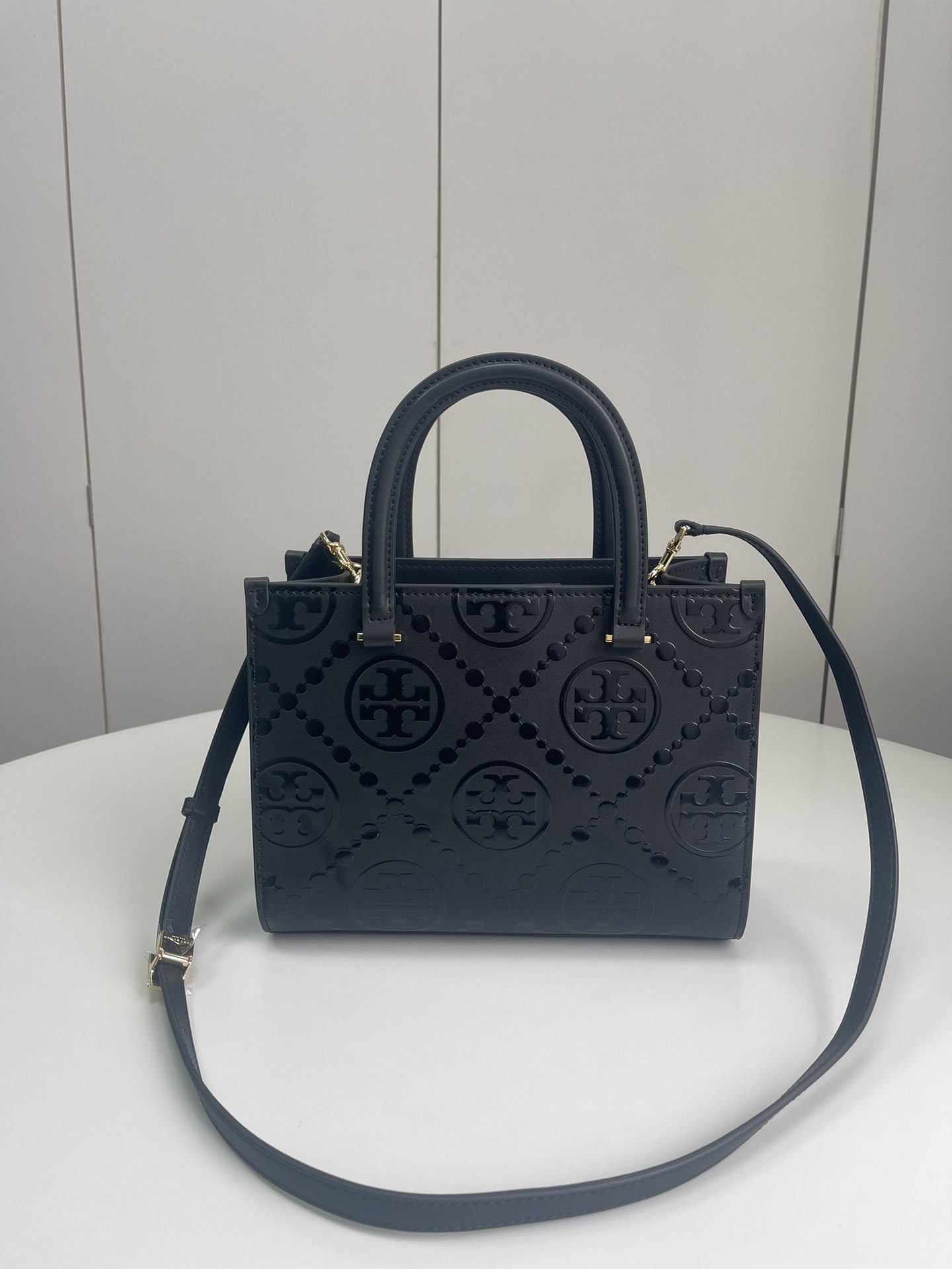 Tory Burch ～Tory burch黑色 T Monogram 图案 搭配压花皮革 魅力隽永又风格独具