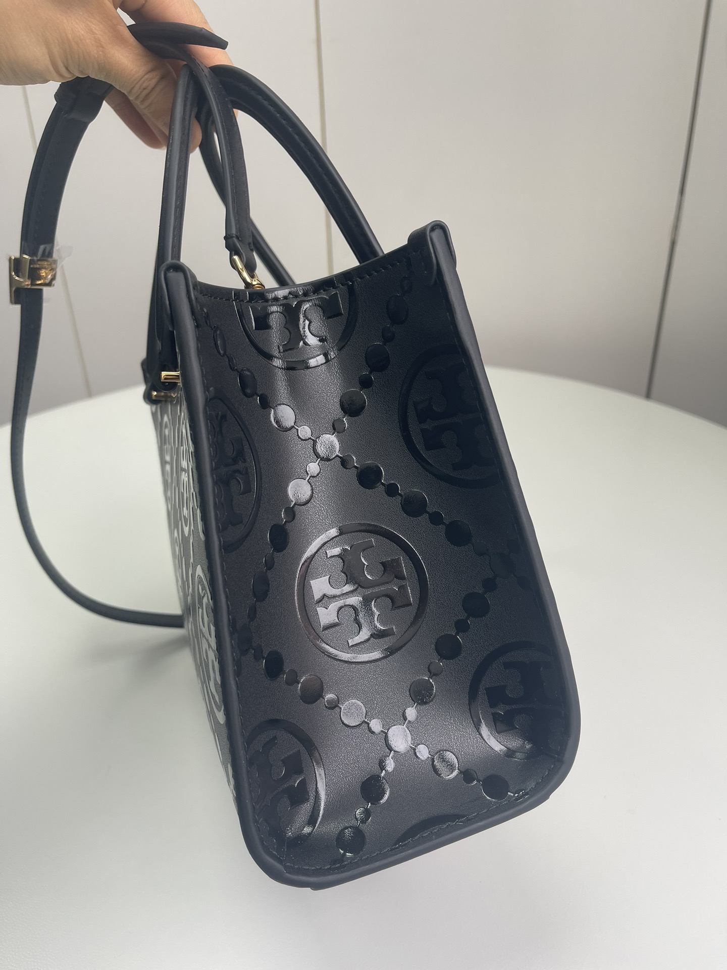 Tory Burch ～Tory burch黑色 T Monogram 图案 搭配压花皮革 魅力隽永又风格独具