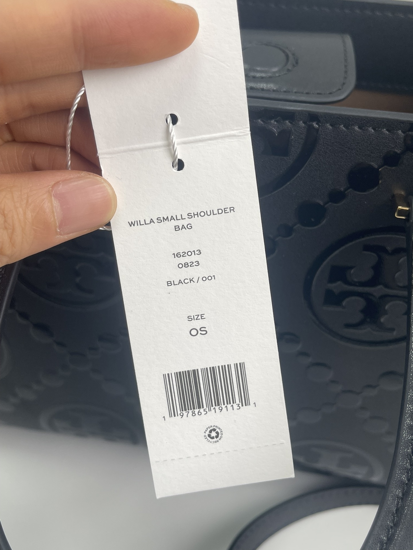 Tory Burch ～Tory burch黑色 T Monogram 图案 搭配压花皮革 魅力隽永又风格独具