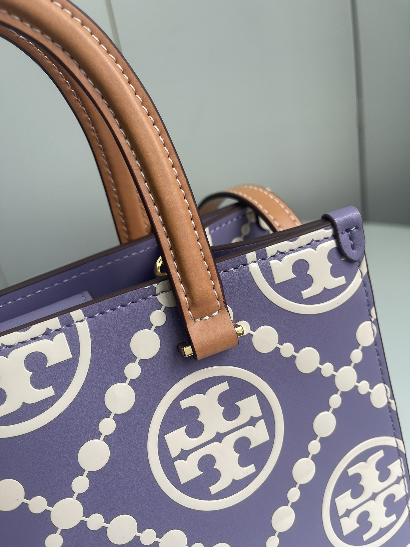 Tory Burch ～Tory burch黑色 T Monogram 图案 搭配压花皮革 魅力隽永又风格独具