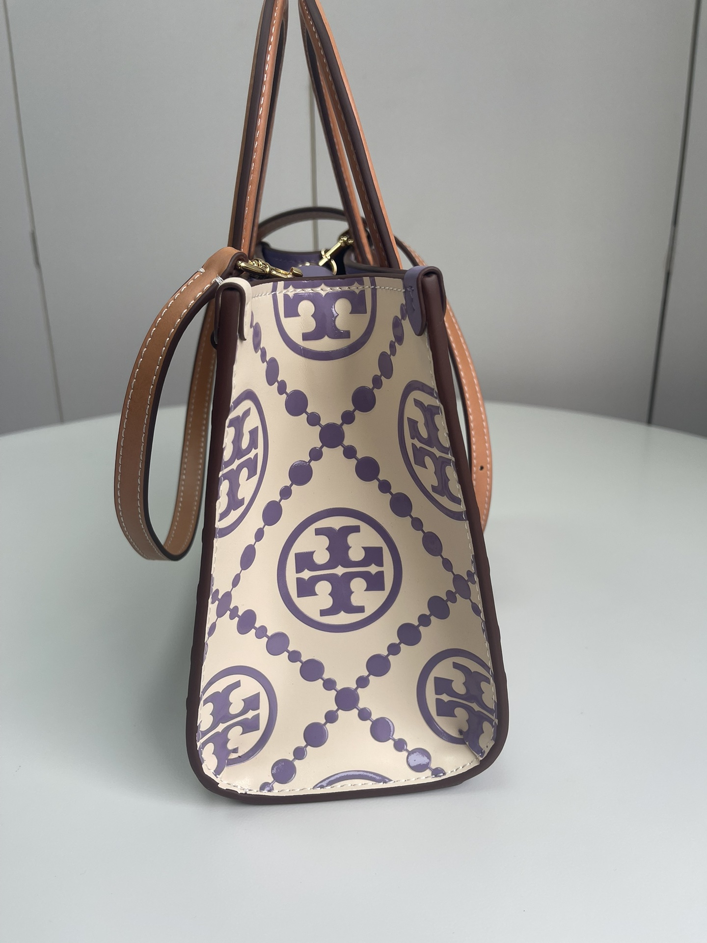 Tory Burch ～Tory burch黑色 T Monogram 图案 搭配压花皮革 魅力隽永又风格独具