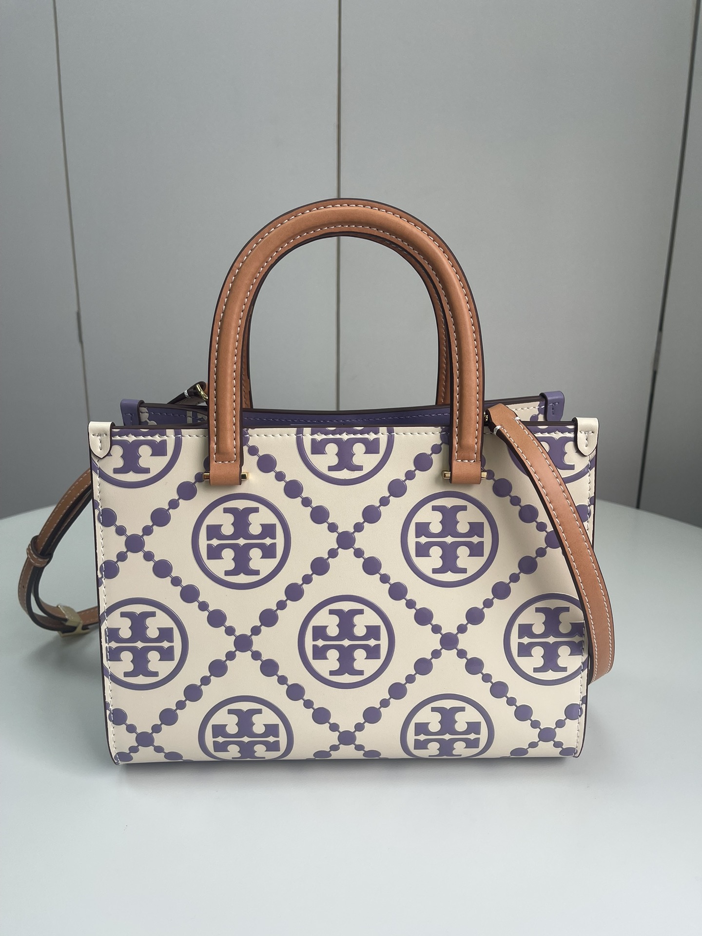 Tory Burch ～Tory burch黑色 T Monogram 图案 搭配压花皮革 魅力隽永又风格独具