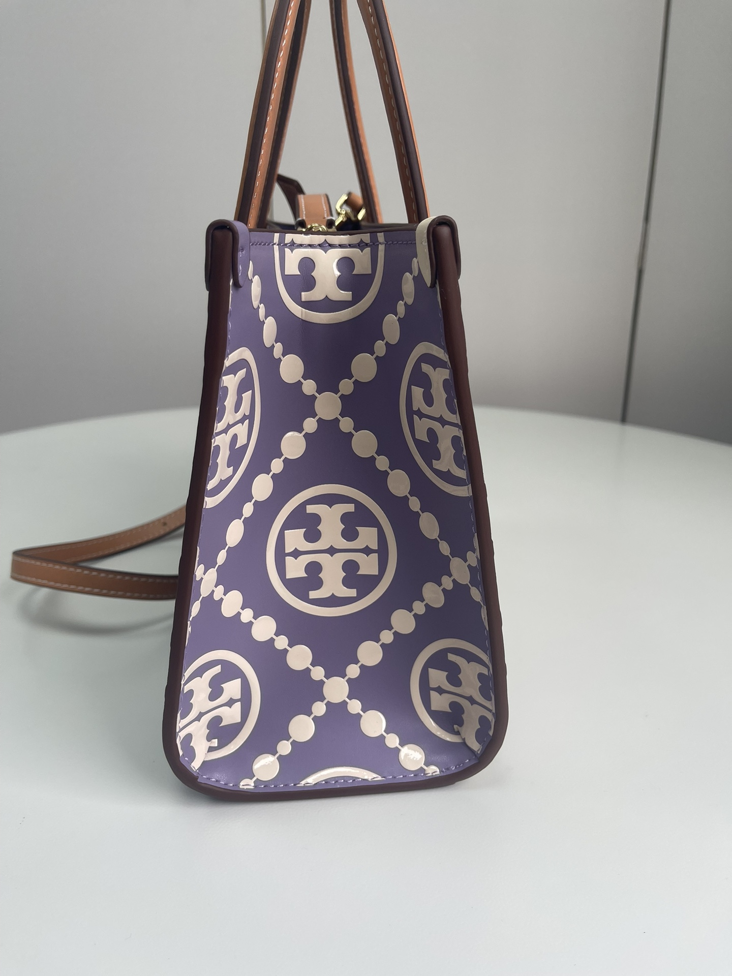 Tory Burch ～Tory burch黑色 T Monogram 图案 搭配压花皮革 魅力隽永又风格独具