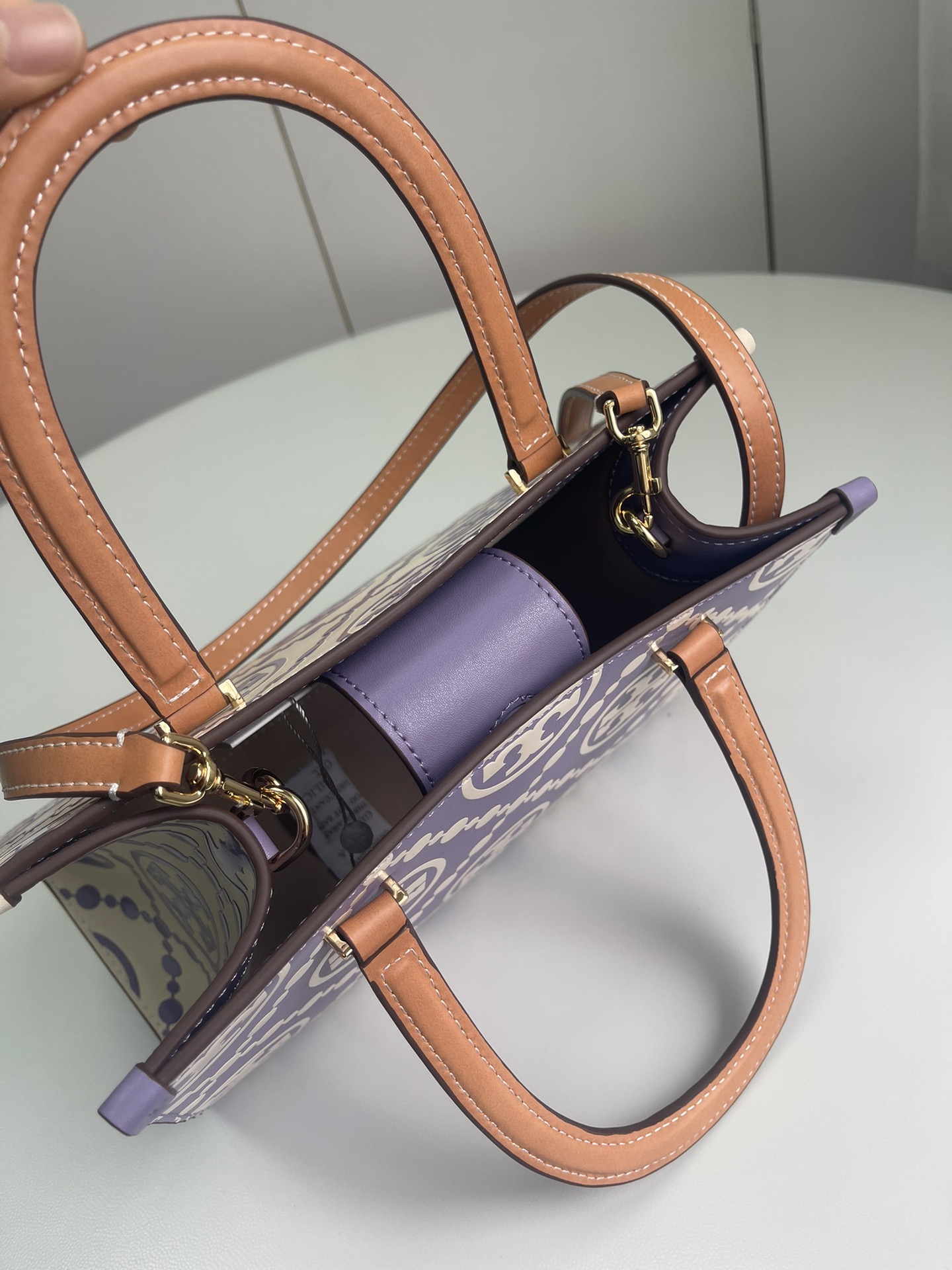 Tory Burch ～Tory burch黑色 T Monogram 图案 搭配压花皮革 魅力隽永又风格独具
