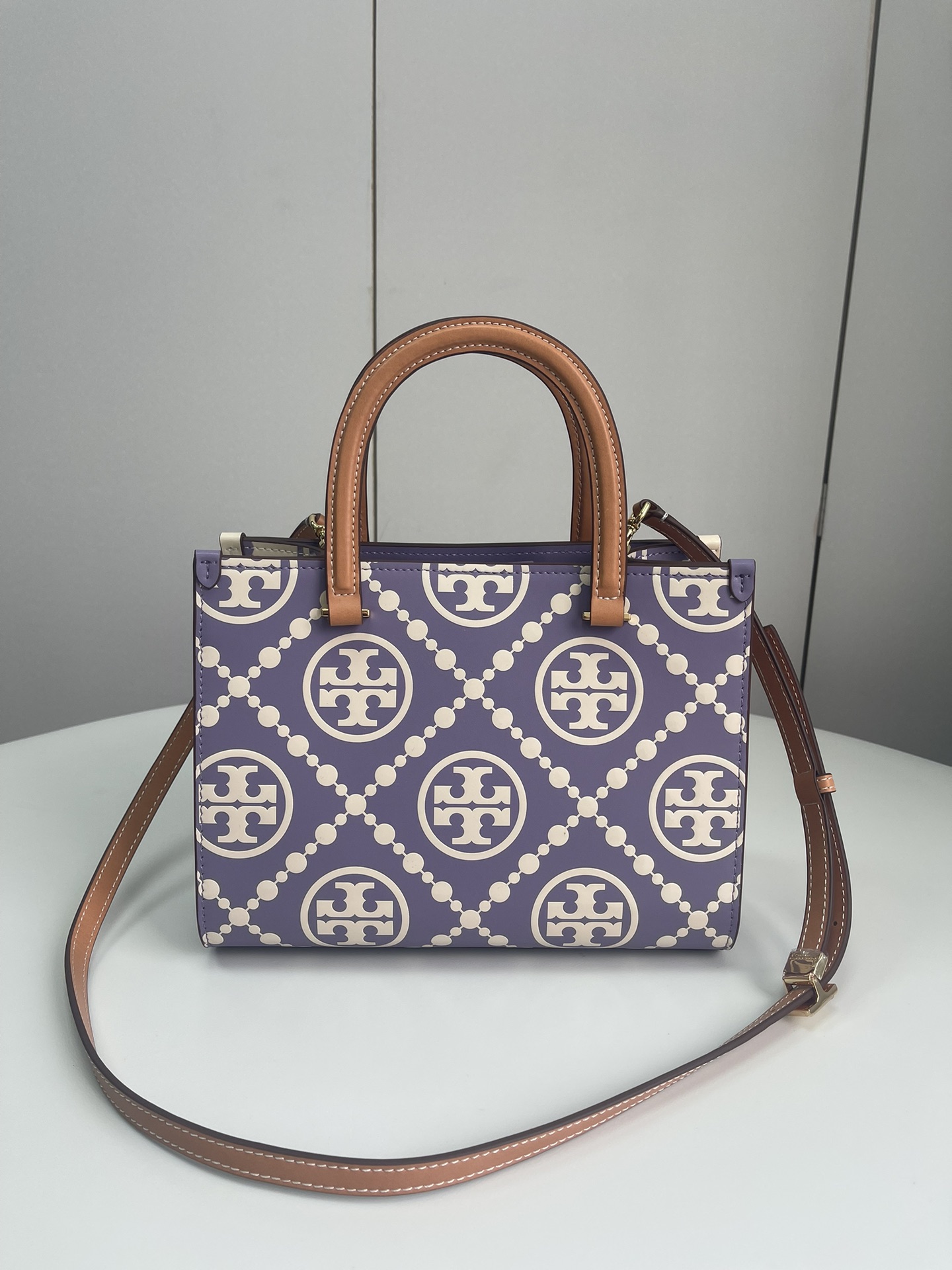 Tory Burch ～Tory burch黑色 T Monogram 图案 搭配压花皮革 魅力隽永又风格独具