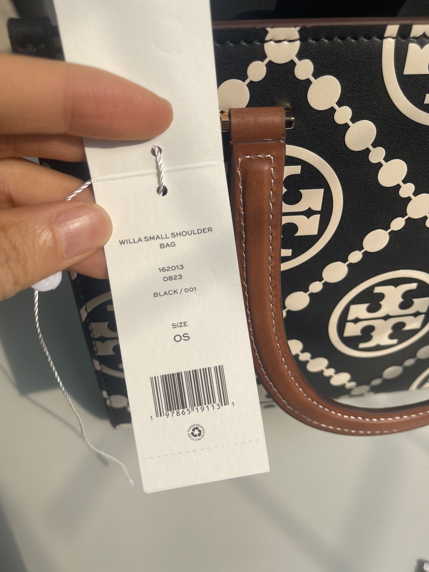 Tory Burch ～Tory burch黑色 T Monogram 图案 搭配压花皮革 魅力隽永又风格独具