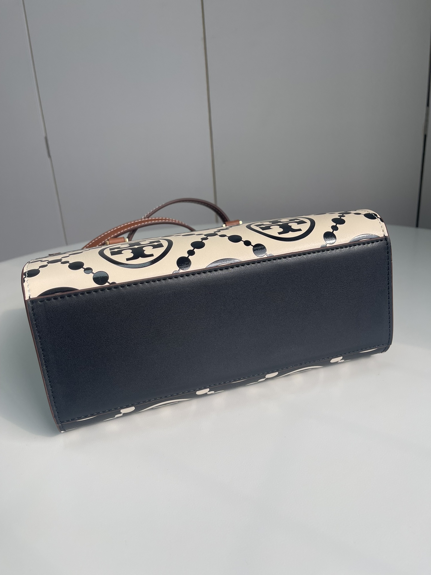 Tory Burch ～Tory burch黑色 T Monogram 图案 搭配压花皮革 魅力隽永又风格独具