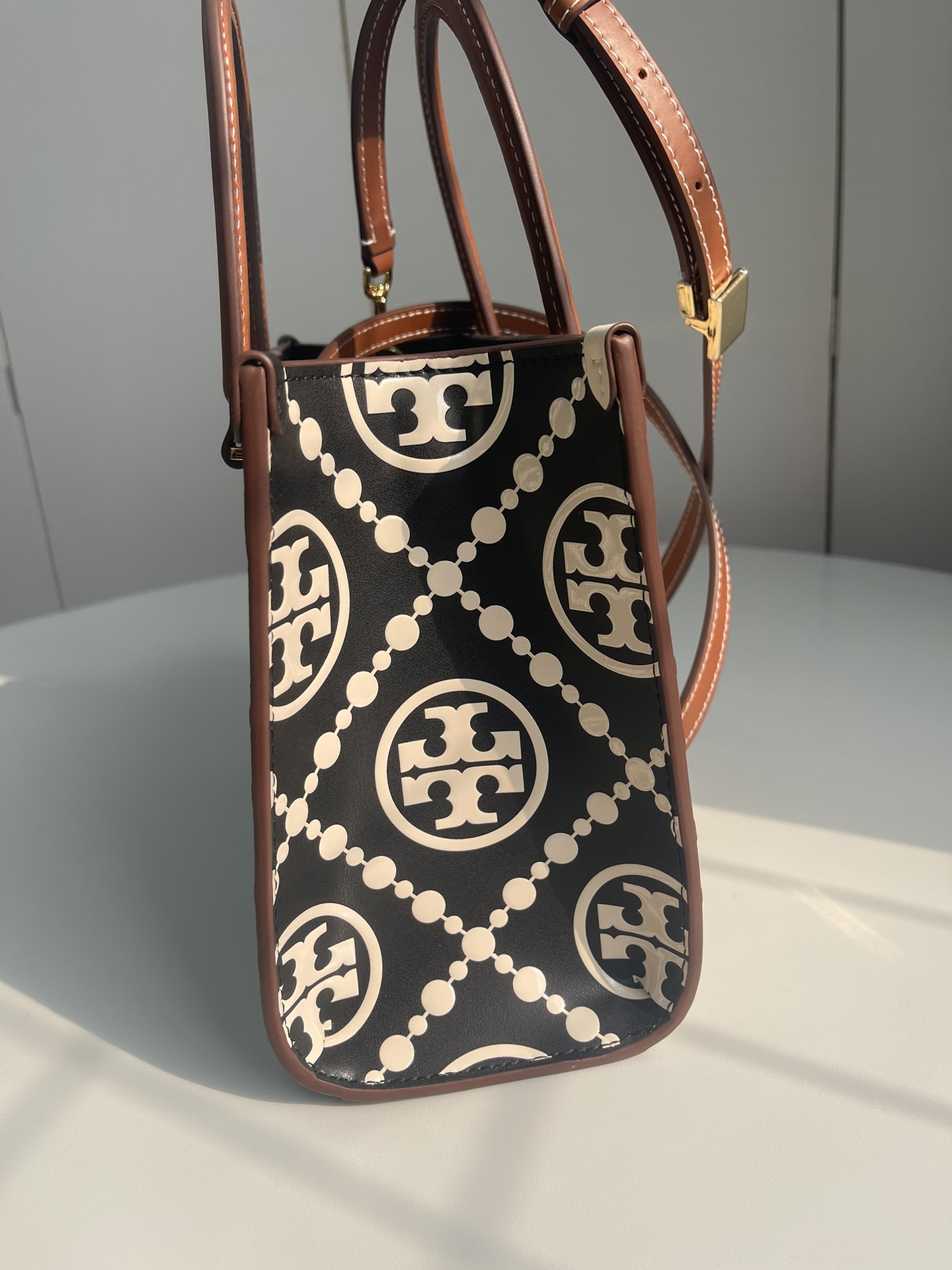 Tory Burch ～Tory burch黑色 T Monogram 图案 搭配压花皮革 魅力隽永又风格独具