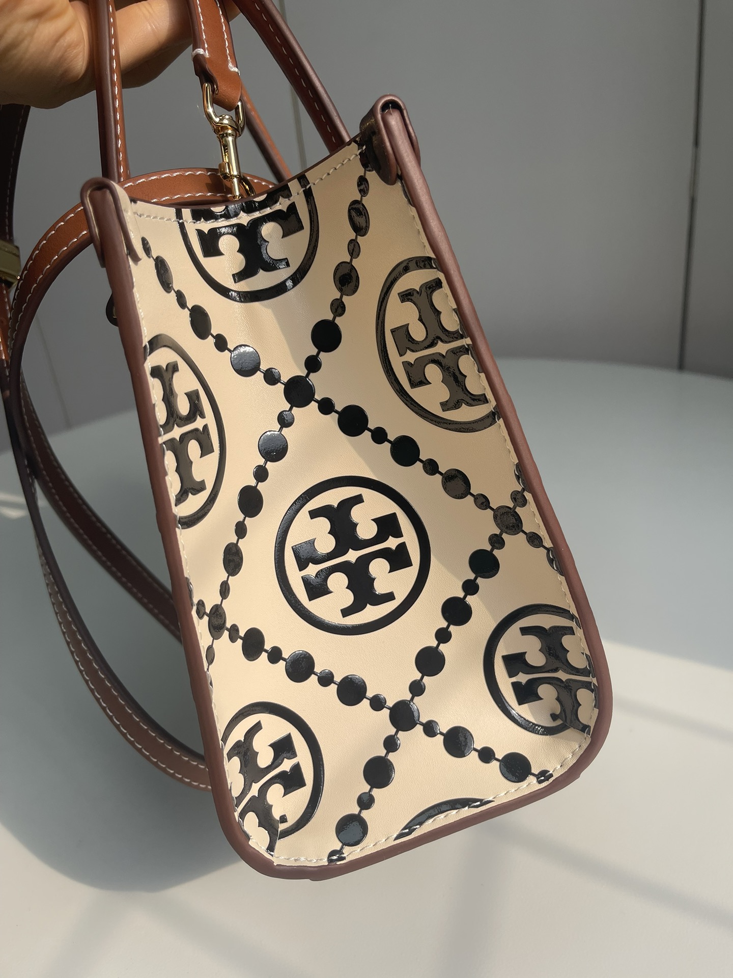 Tory Burch ～Tory burch黑色 T Monogram 图案 搭配压花皮革 魅力隽永又风格独具