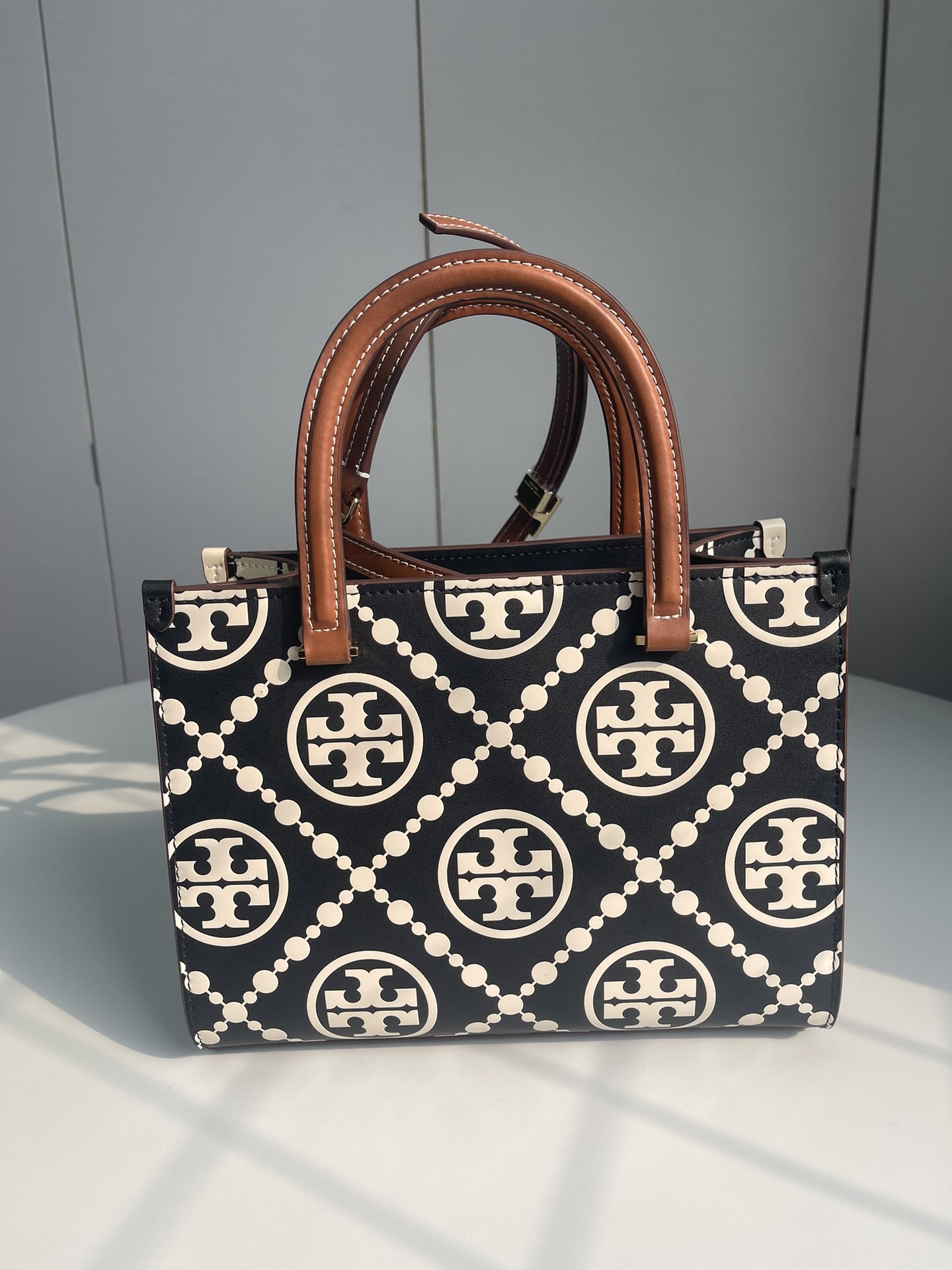 Tory Burch ～Tory burch黑色 T Monogram 图案 搭配压花皮革 魅力隽永又风格独具