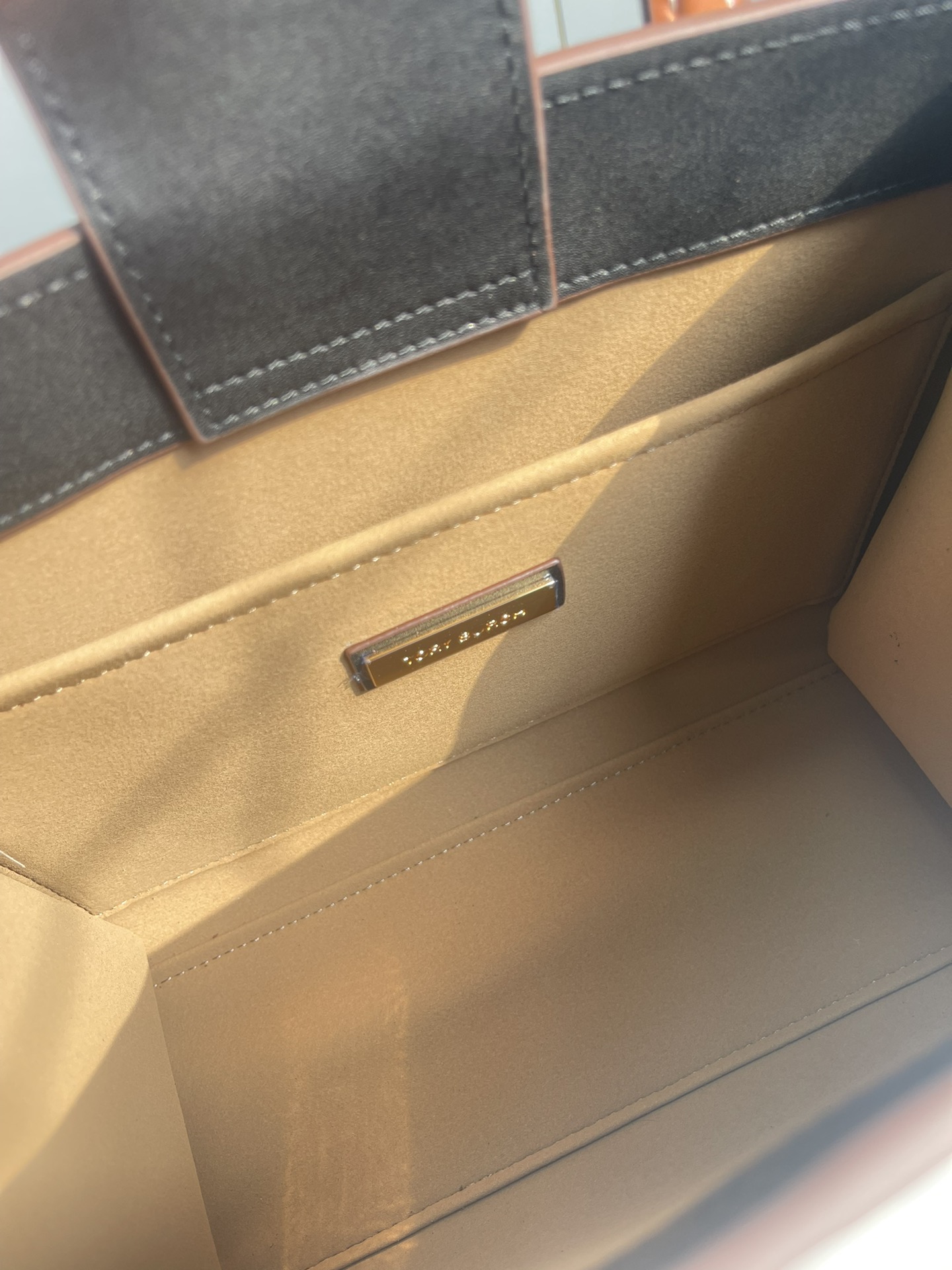 Tory Burch ～Tory burch黑色 T Monogram 图案 搭配压花皮革 魅力隽永又风格独具