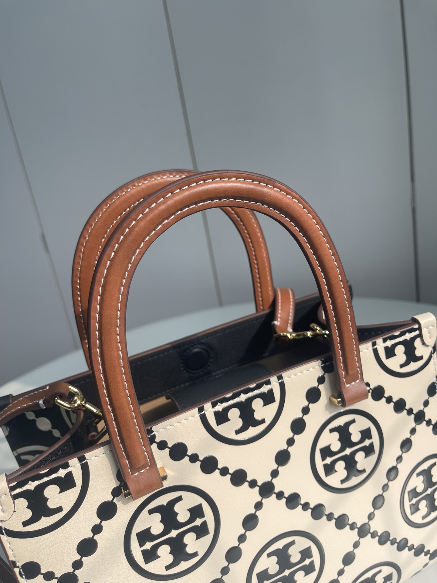 Tory Burch ～Tory burch黑色 T Monogram 图案 搭配压花皮革 魅力隽永又风格独具