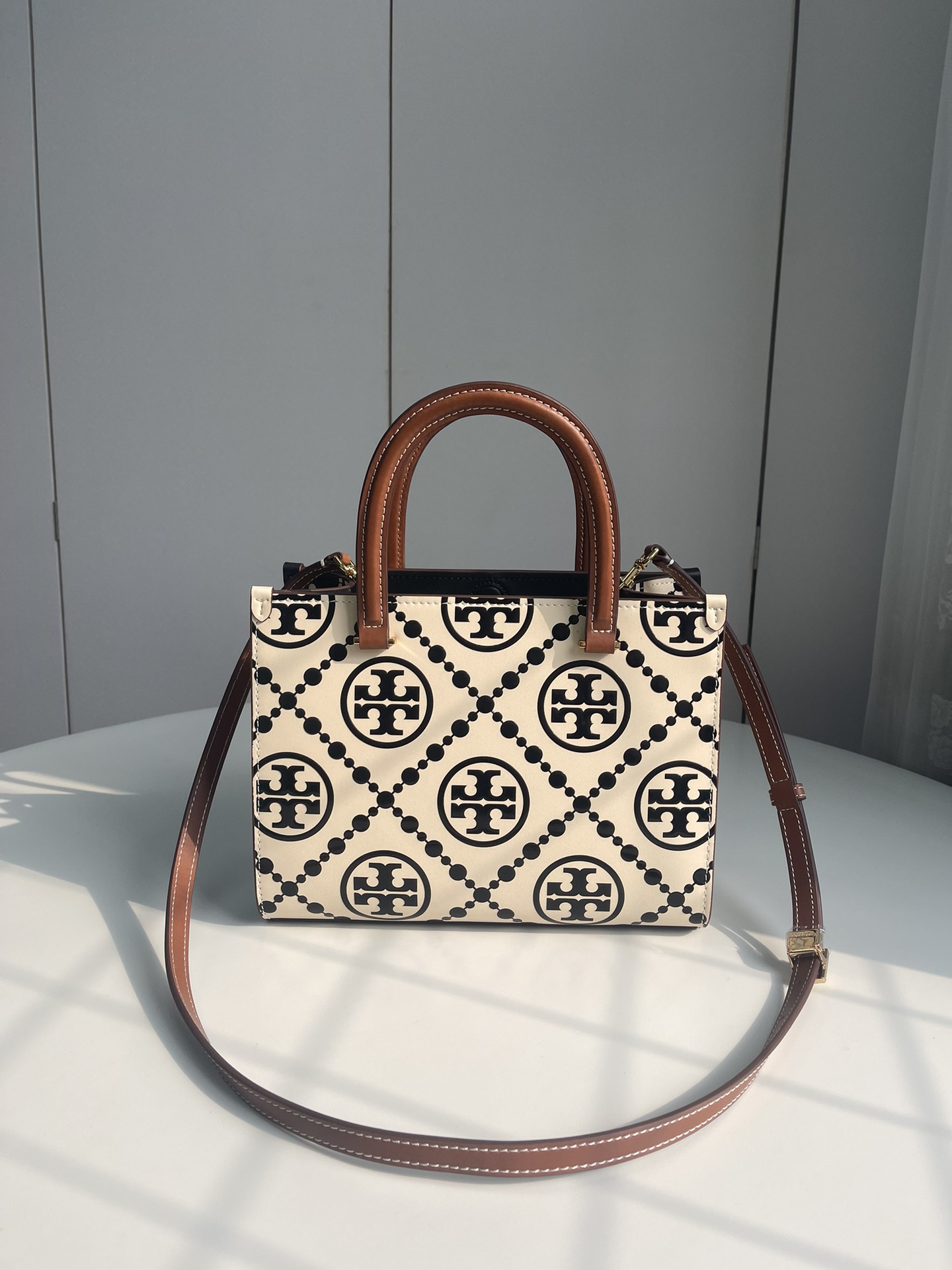 Tory Burch ～Tory burch黑色 T Monogram 图案 搭配压花皮革 魅力隽永又风格独具