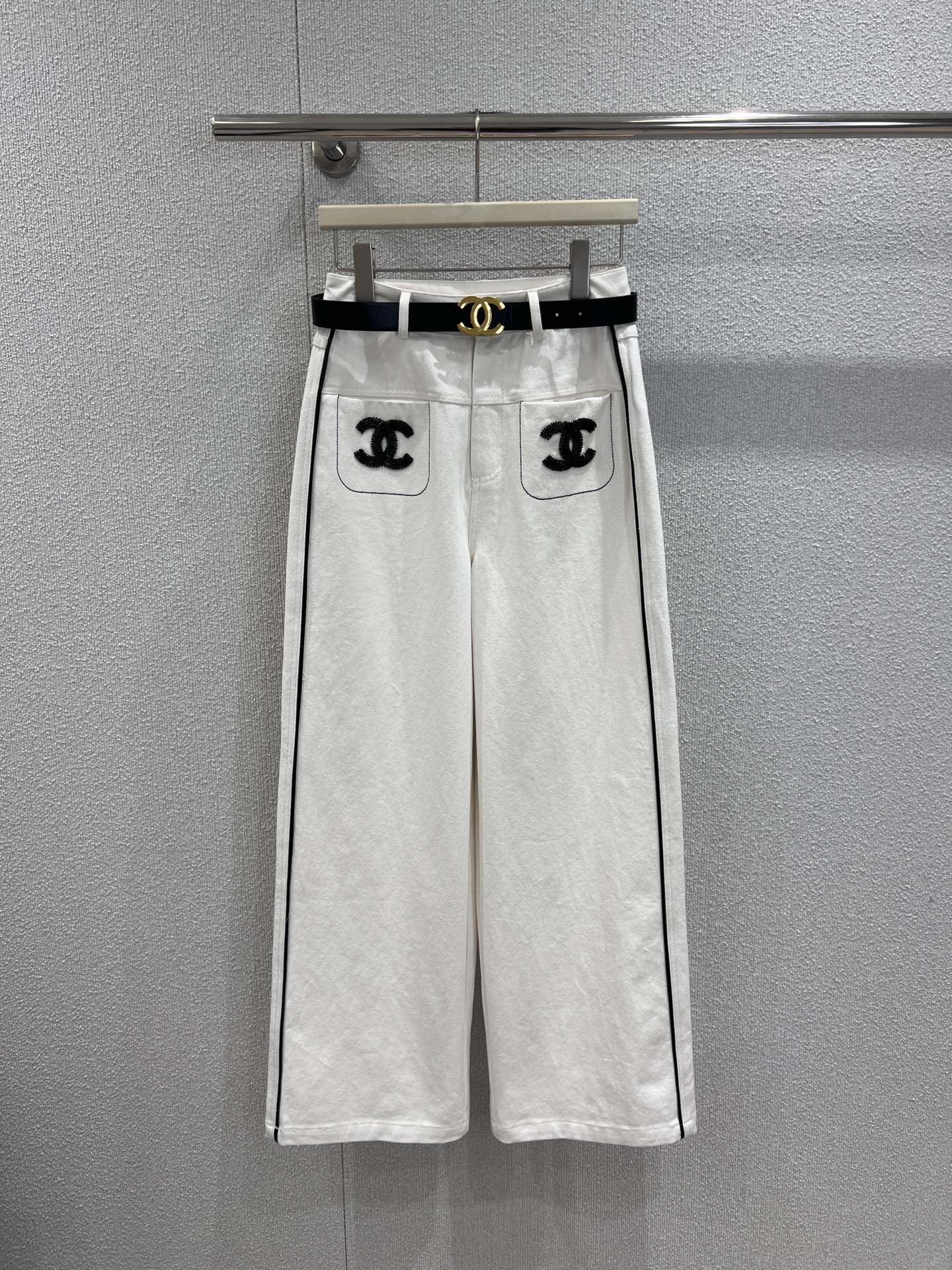 NO:738646,Supports exchange of Chan*l 26SS early spring new white denim trousers丨Exclusive high-end version!  Pure white denim fabric is used to outline a neat silhouette, and the classic double C embroidery logo embellishes the pockets. The black and white contrasting edges extend along the trouser line, creating a visual hierarchy that is both elegant and cool. Paired with the same series of logo belts, the high waistline design optimizes the body proportions and combines French sophistication with casual denim style. It is a versatile luxury product for early spring looks. Ready-made S/M/L real shot details,, chanel,19860909支持换款 Chan*l 26SS早春新款 白色牛仔长裤丨独家高版出品！以纯净白牛仔面料勾勒利落廓形,经典双C刺绣logo点缀口袋,黑白撞色镶边顺着裤线延伸,打造出优雅与酷感兼具的视觉层次.搭配同系列logo腰带,高腰线设计优化身材比例,将法式精致与休闲丹宁风格融合,是早春造型的百搭奢品.现货发售S/M/L实拍细节图,,chanel,,Women's clothing