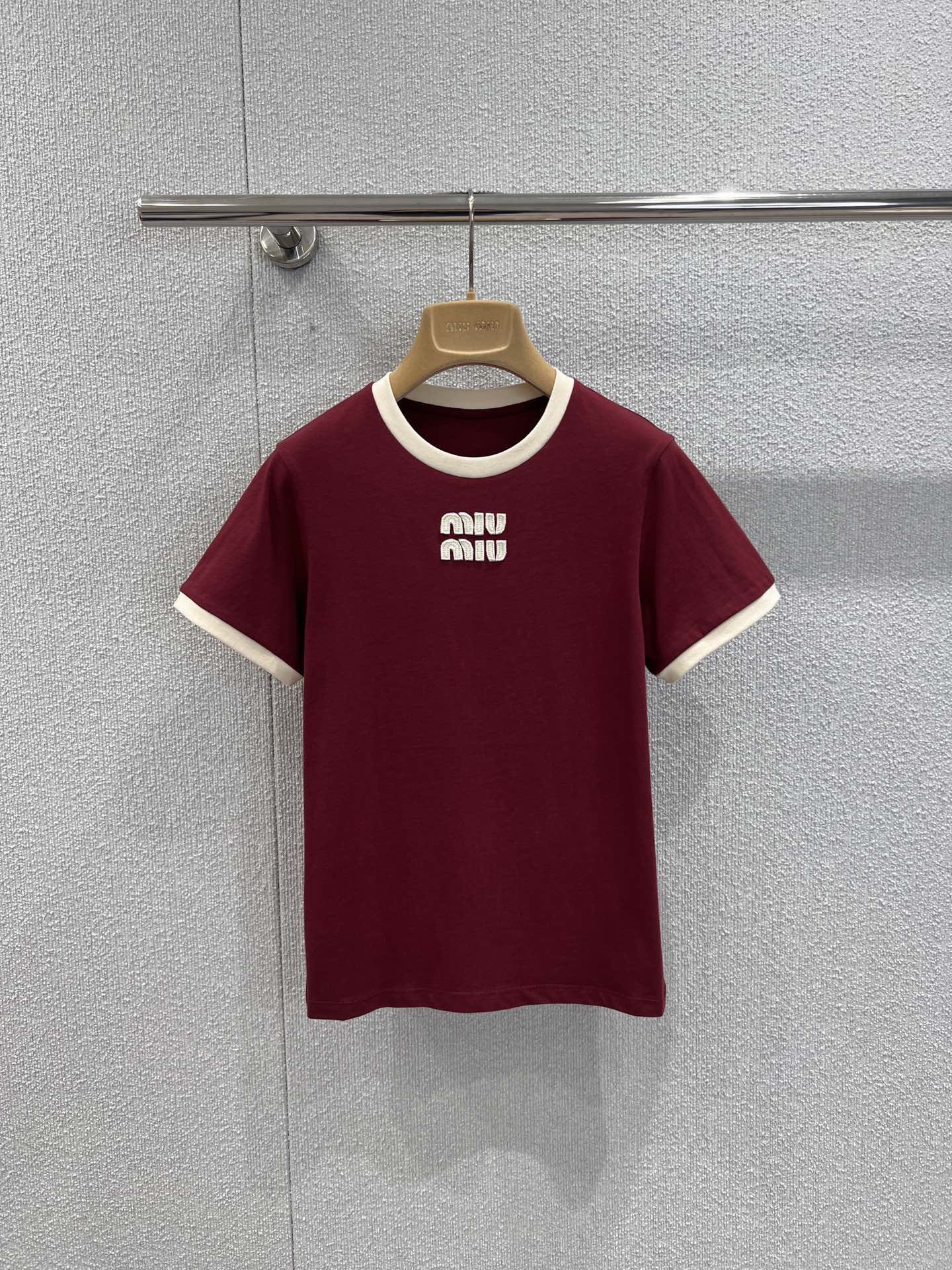 NO:752902,Support exchange Miu Mi* 26Ss early spring new style contrasting color round neck cotton short-sleeved T-shirt丨Exclusively developed by yb!  Top quality production!  The main color is retro burgundy, with off-white contrasting round collar and cuffs, creating a sweet element that is highly recognizable to the brand. Selected high-quality cotton fabrics are soft and breathable to the touch, and have excellent skin-friendliness; slim tailoring fits the body shape, not tight and looks neater. Three-dimensional Lo on the chest  go embroidery craftsmanship is exquisite, injecting a light luxury texture into basic T-shirts. It is a versatile item for daily wear and styling in early spring. Ready-made S/M/L real-shot detailed pictures, miumiu, T-shirt, tees, t-shirt,19860909支持换款 Miu Mi* 26Ss早春新款 撞色圆领棉质短袖T恤丨独家yb开发！顶级高版出品！以复古酒红为主调,搭配米白色撞色圆领与袖口,打造出极具品牌辨识度的甜美元素.精选优质棉质面料,触感柔软透气,亲肤性极佳；修身剪裁贴合身形,不紧绷更显利落.胸前立体logo刺绣工艺精致,为基础款T恤注入轻奢质感,是早春日常穿搭与造型搭配的百搭单品.现货发售S/M/L实拍细节图,,miumiu,T-shirt,tees，t-shirt,,Women's clothing