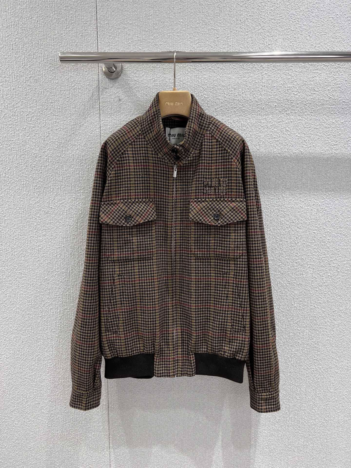 NO:751414,The jacket supports exchange. MiuMi* 25Fw new autumn and winter style houndstooth pattern wool casual jacket coat skirt suit丨Exclusively developed by yb!  Top quality production!  Selected wool fabrics are wrapped in the gentleness of autumn and winter, and the classic houndstooth pattern is laid out in caramel brown tones, unlocking the dual charm of retro and sweet cool. The loose-fitting jacket has a stand-up collar + double patch pocket design, which is casually full; the same-check pattern skirt is short-cut to outline neat lines, and can be worn alone and layered  You can wear it with a relaxed feel. When the sweet girl genes of Miu girls collide with retro houndstooth, it is an eye-catching formula for autumn and winter. This set is directly welded into the outfit list~ Ready stock S/M/L real shot details, miumiu, skirts, jackets  & coats,jackets & coats,19860909外套支持换款 MiuMi* 25Fw秋冬新款 千鸟格图案羊毛休闲夹克外套半身裙套装丨独家yb开发！顶级高版出品！精选羊毛面料裹挟着秋冬的温柔,经典千鸟格纹以焦糖棕调铺陈,解锁复古与甜酷的双重魅力.宽松廓形的夹克外套做了立领+双贴袋设计,随性拉满；同格纹半身裙以短款剪裁勾勒利落线条,单穿叠搭都能拿捏松弛感.当Miu系少女的甜妹基因碰撞复古千鸟格,秋冬出街的吸睛公式,这套直接焊死在穿搭清单里～现货发售S/M/L实拍细节图,,miumiu,skirts,jackets & coats,jackets & coats,,Women's clothing