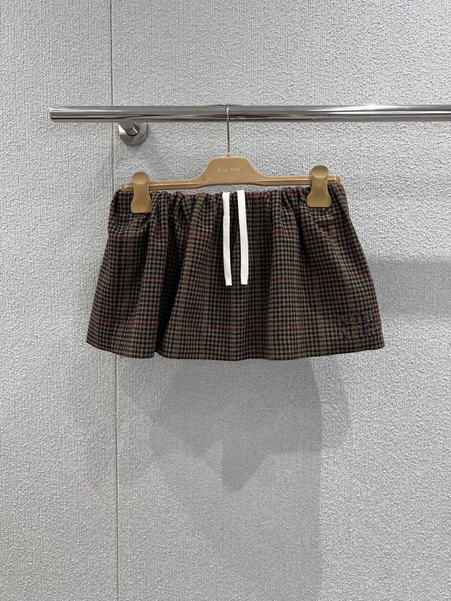 NO:751418,The skirt supports exchange. MiuMi* 25Fw new autumn and winter style houndstooth pattern wool casual jacket jacket skirt suit丨Exclusively developed by yb!  Top quality production!  Selected wool fabrics are wrapped in the gentleness of autumn and winter, and the classic houndstooth pattern is laid out in caramel brown tones, unlocking the dual charm of retro and sweet cool. The loose-fitting jacket has a stand-up collar + double patch pocket design, which is casually full; the same-check pattern skirt is short-cut to outline neat lines, and can be worn alone and layered  You can wear it with a relaxed feel. When the sweet girl genes of Miu girls collide with retro houndstooth, it is an eye-catching formula for autumn and winter. This set is directly welded into the outfit list~ Ready stock S/M/L real shot details, miumiu, skirts, jackets  & coats,jackets & coats,19860909半裙支持换款 MiuMi* 25Fw秋冬新款 千鸟格图案羊毛休闲夹克外套半身裙套装丨独家yb开发！顶级高版出品！精选羊毛面料裹挟着秋冬的温柔,经典千鸟格纹以焦糖棕调铺陈,解锁复古与甜酷的双重魅力.宽松廓形的夹克外套做了立领+双贴袋设计,随性拉满；同格纹半身裙以短款剪裁勾勒利落线条,单穿叠搭都能拿捏松弛感.当Miu系少女的甜妹基因碰撞复古千鸟格,秋冬出街的吸睛公式,这套直接焊死在穿搭清单里～现货发售S/M/L实拍细节图,,miumiu,skirts,jackets & coats,jackets & coats,,Women's clothing